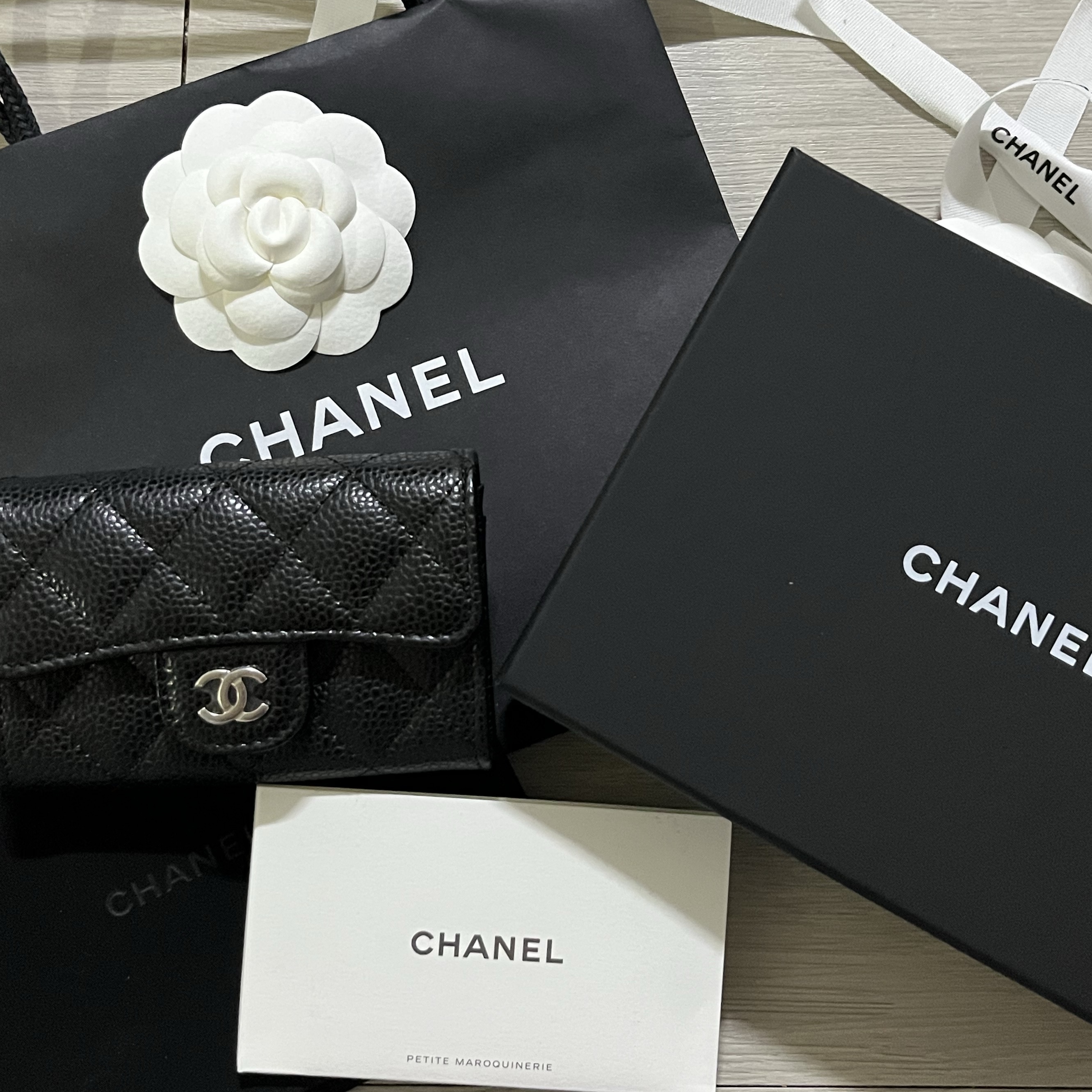 Chanel Classic Card Holder Grained Calfskin & Silver Black 착용 스타일