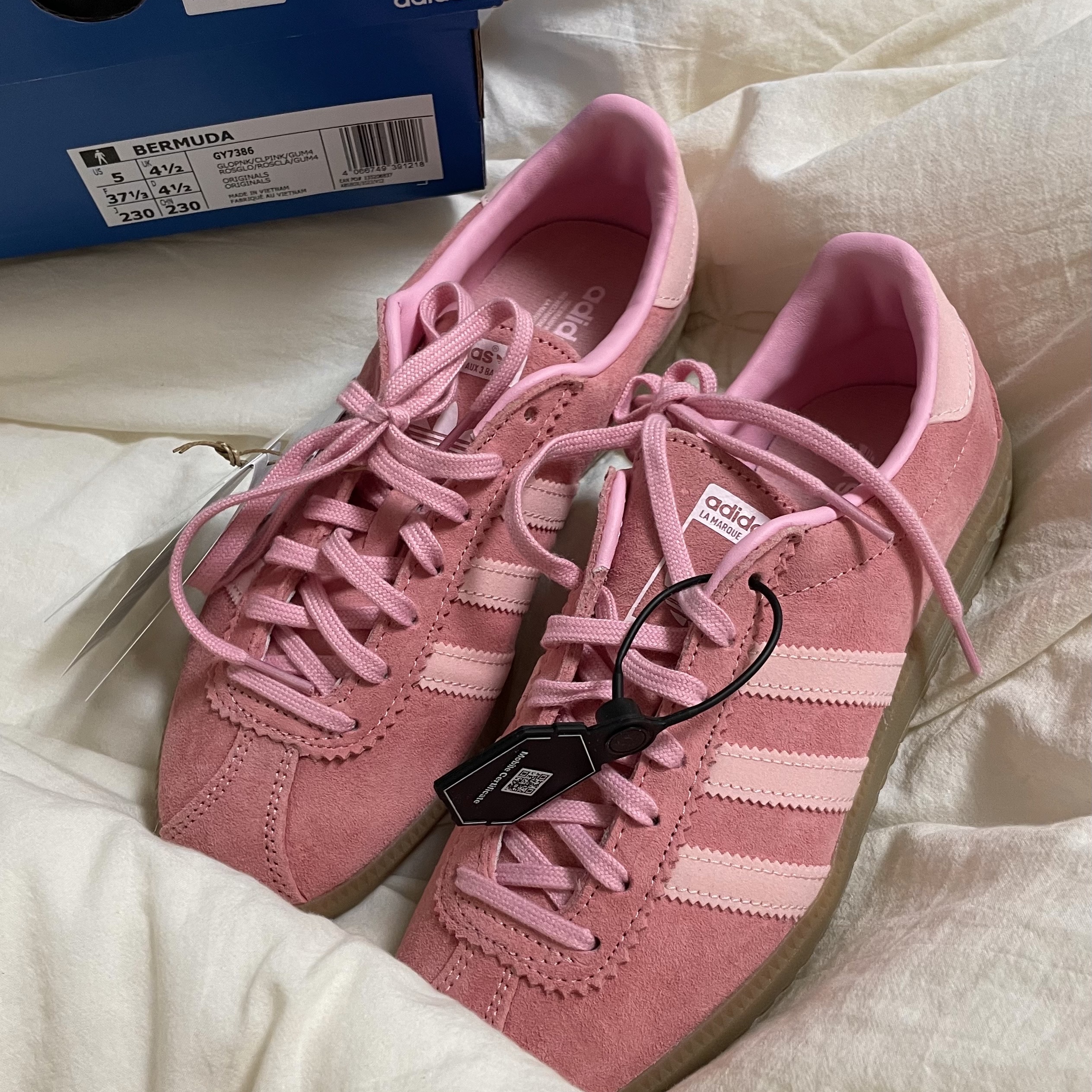 Adidas Bermuda Glow Pink 착용 스타일