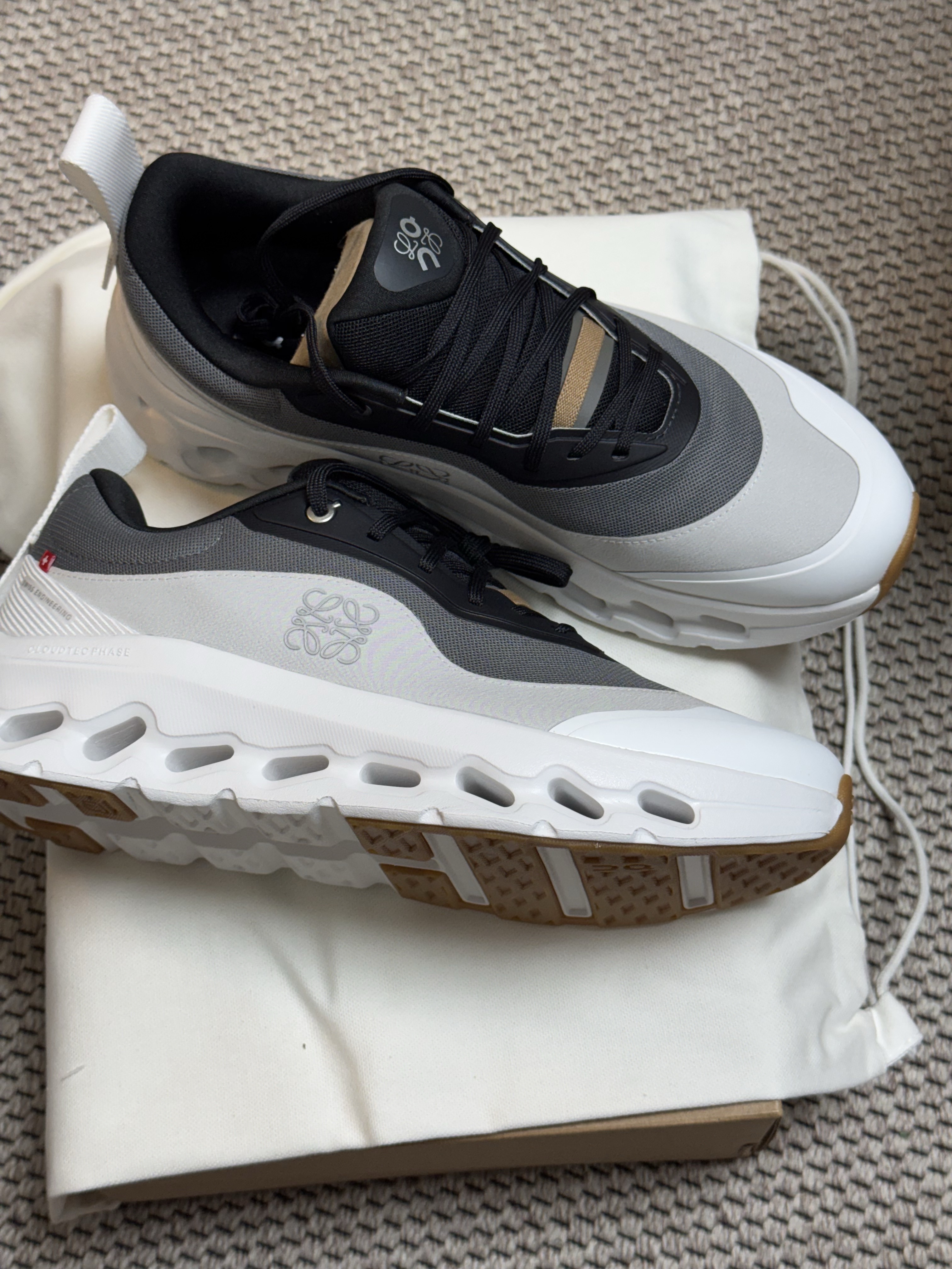 Loewe x On Running Cloudtilt 2.0 Black White Gum 착용 스타일 - 3