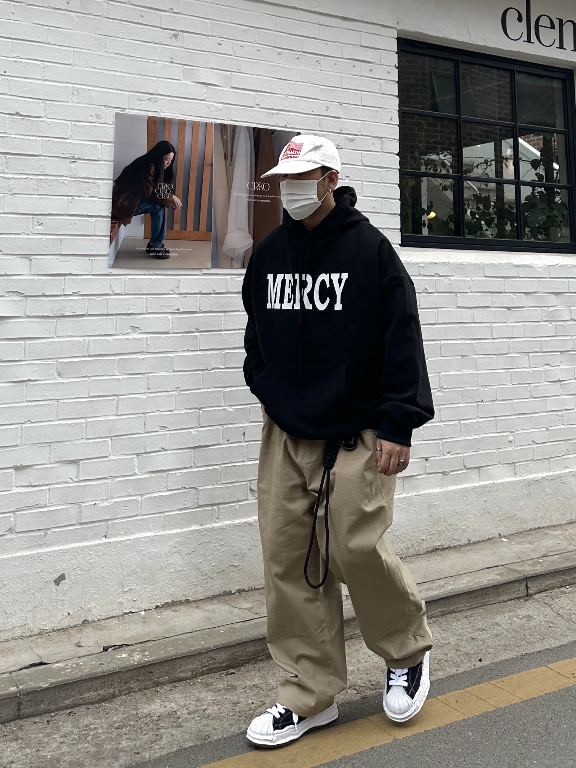 Maison Mihara Yasuhiro Blakey OG Sole Canvas Low-top Sneakers Black White, STU Tuck Pants Beige 착용 스타일 - 1