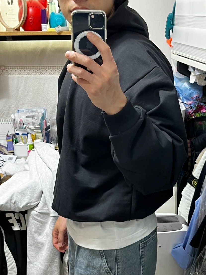 Yeezy x Gosha Rubchinskiy YZY Black Dogs Hoodie Black 착용 스타일 - 2