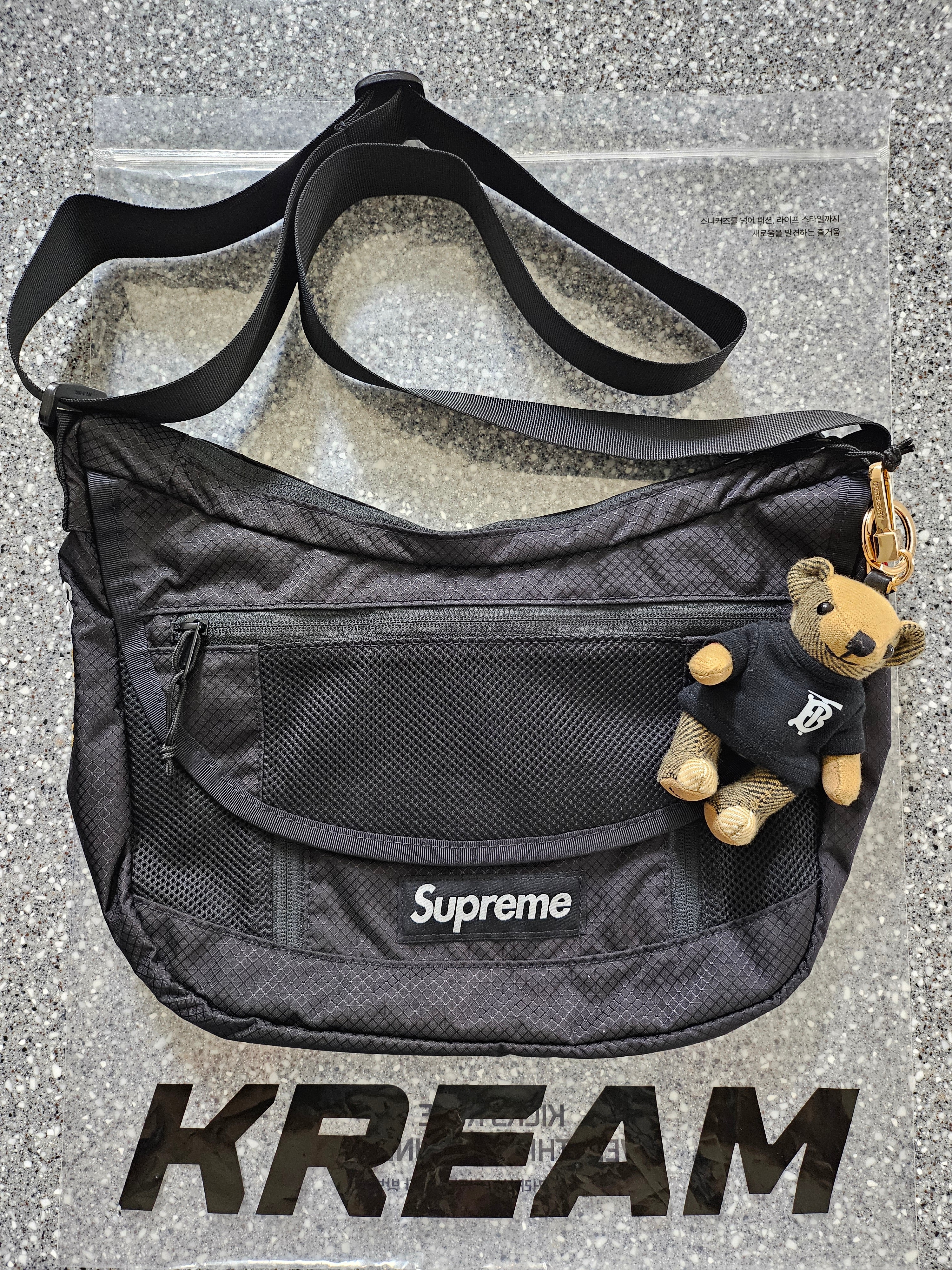 Supreme Small Messenger Bag Black - 22SS 착용 스타일 - 1