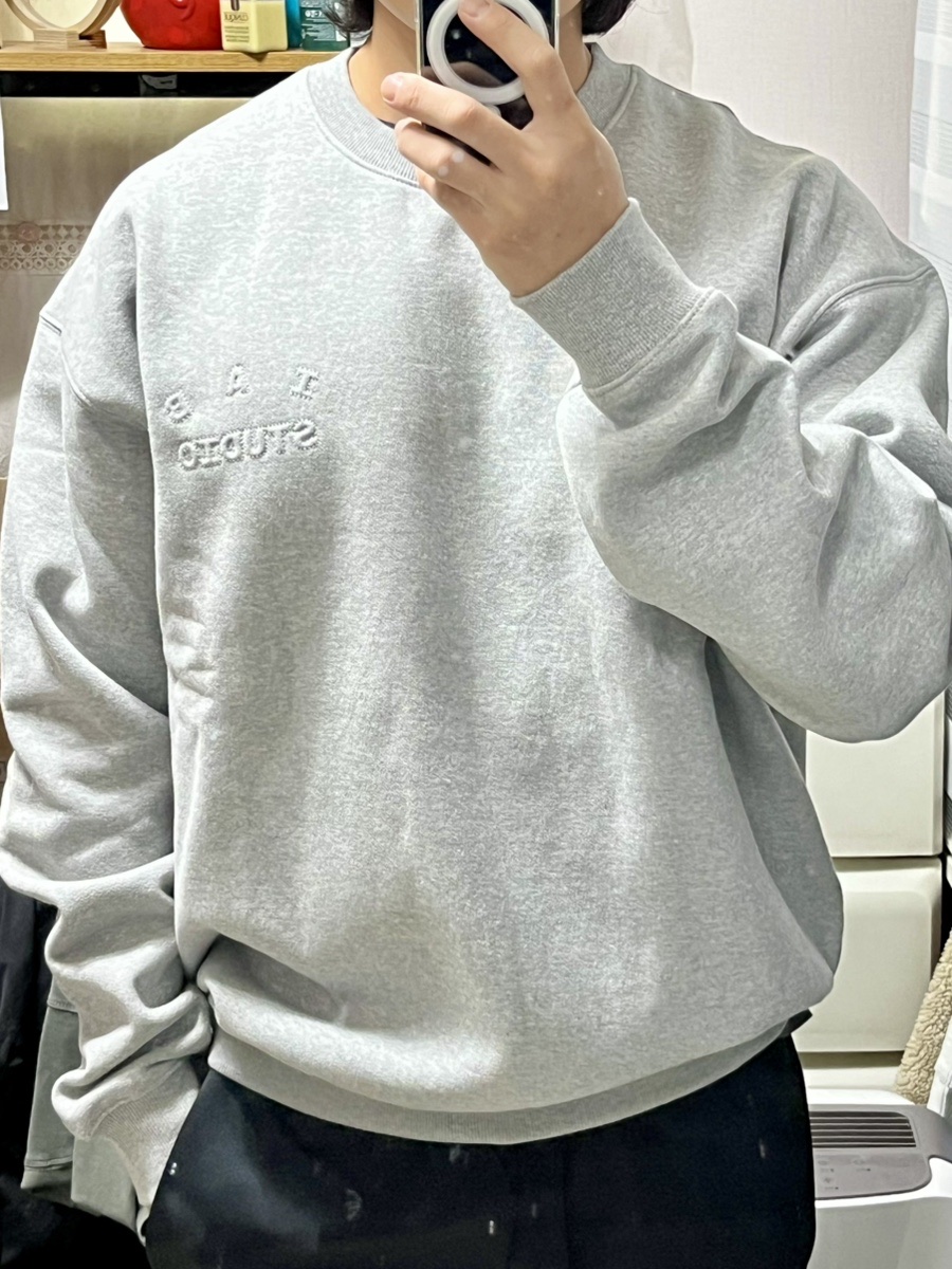 IAB Studio Embossed Sweatshirt Gray 착용 스타일 - 1