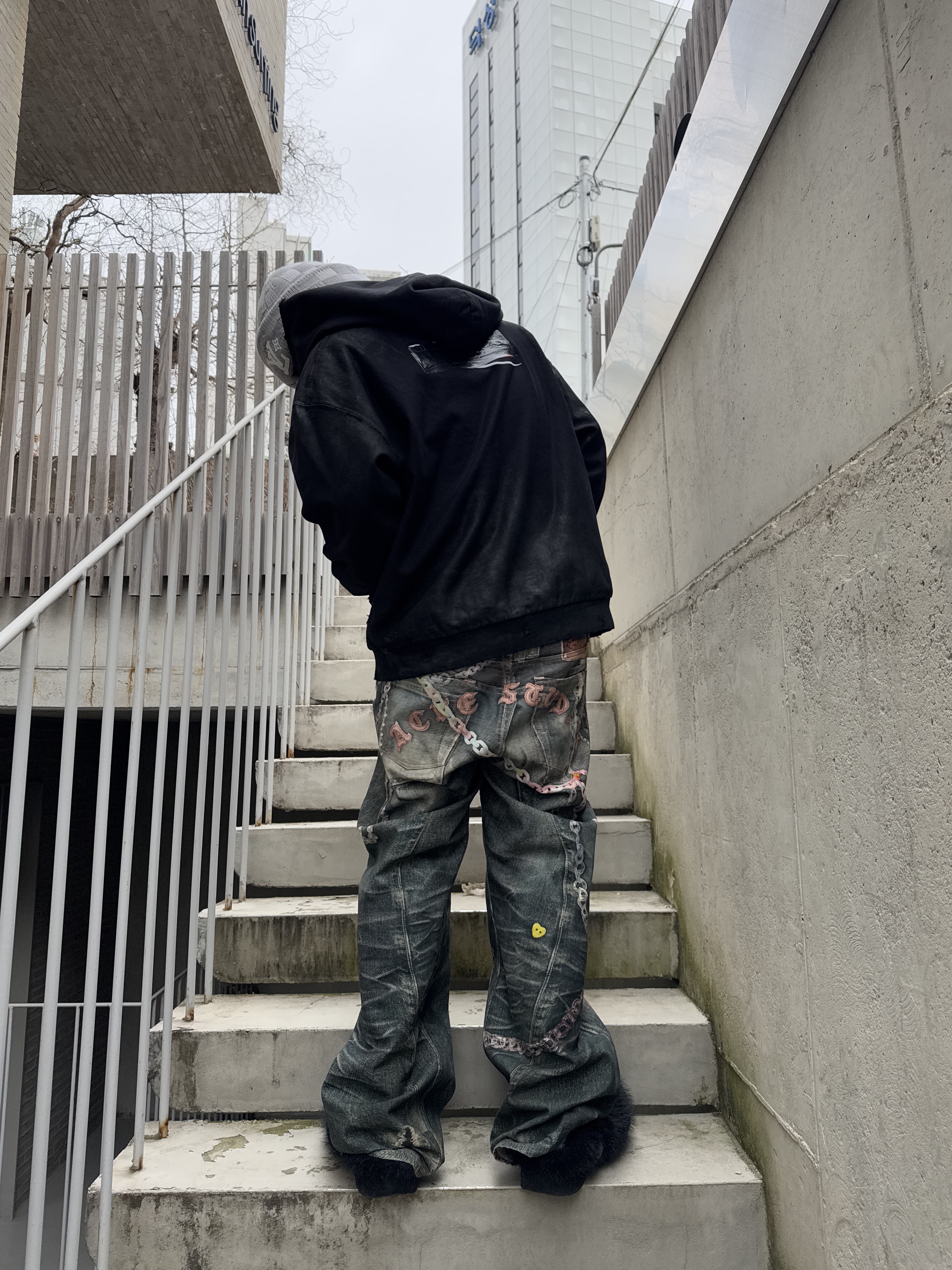 Balenciaga Gaffer Zip-Up Hoodie Small Fit Black 착용 스타일