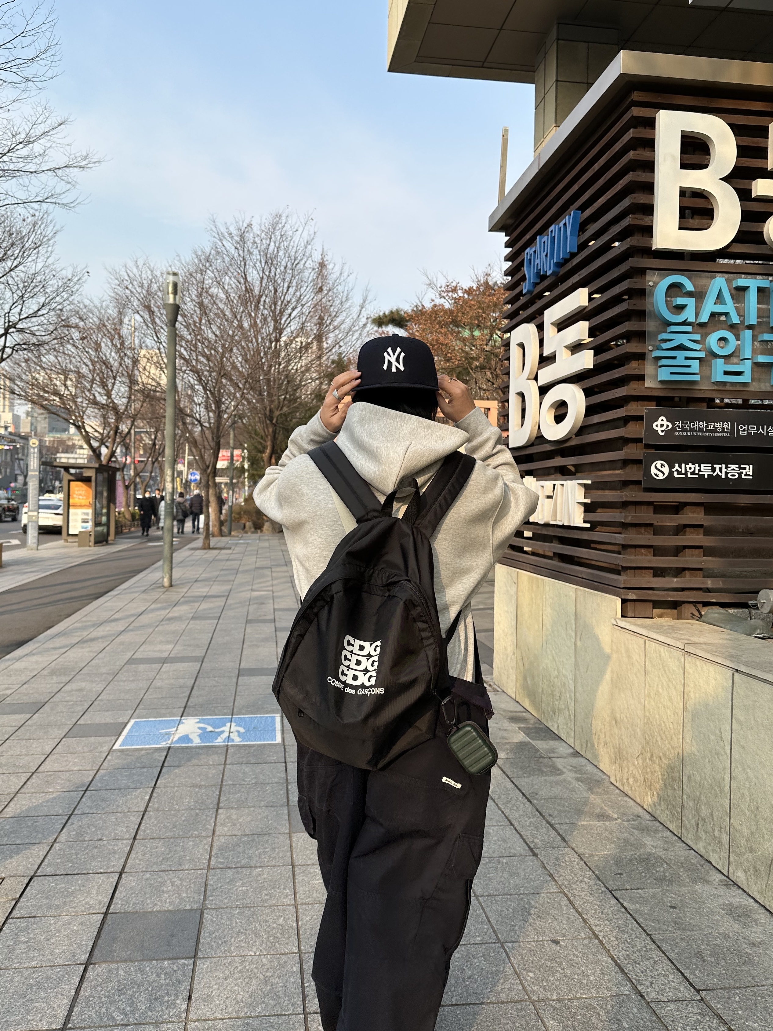 Maison Mihara Yasuhiro Blakey OG Sole Canvas Low-top Sneakers Black White, CDG Backpack Black 착용 스타일 - 4