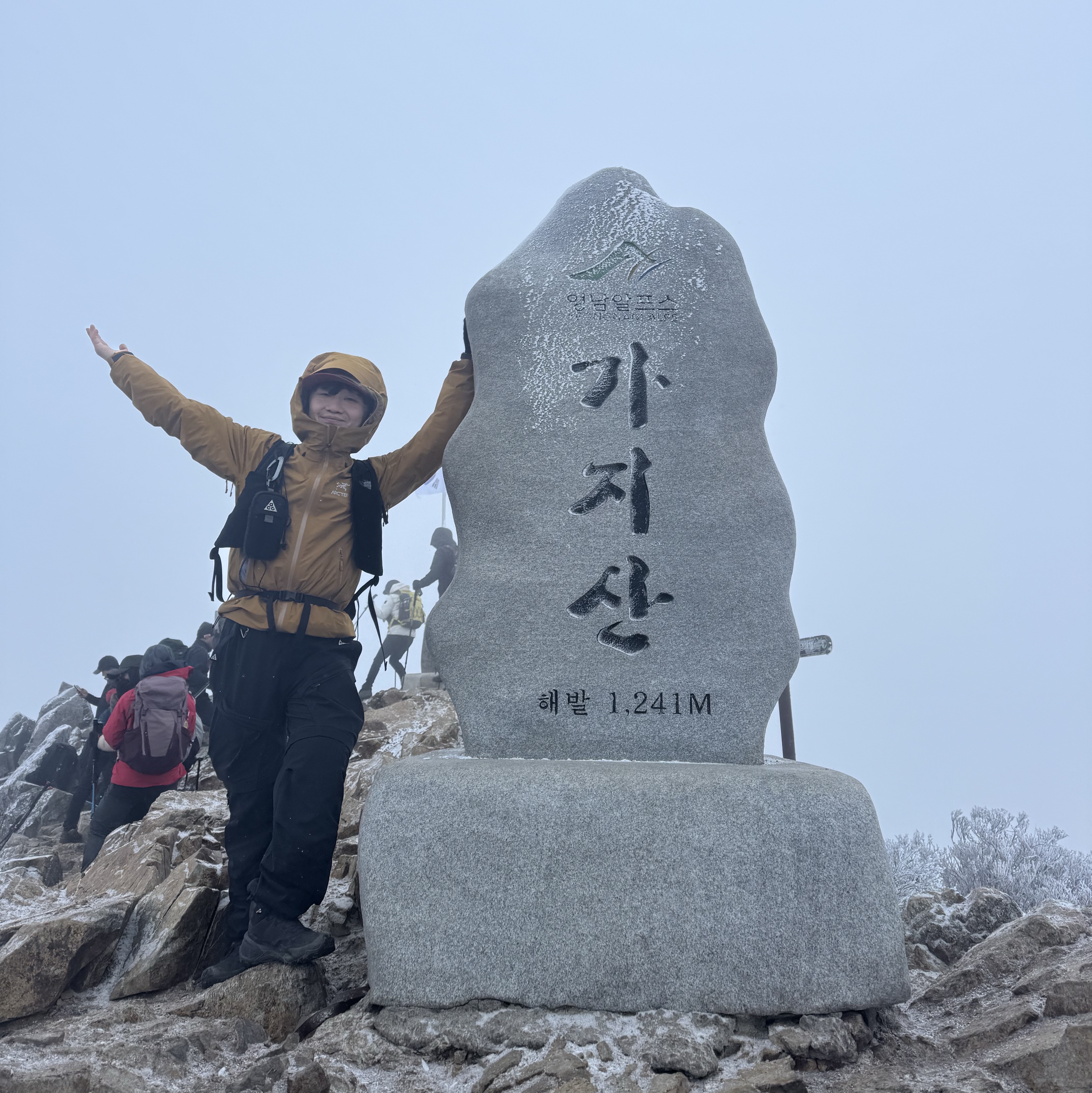 Arc'teryx Beta LT Jacket Yukon, Nike ACG Smith Summit Cargo Pants Black Anthracite - Asia 착용 스타일 - 2