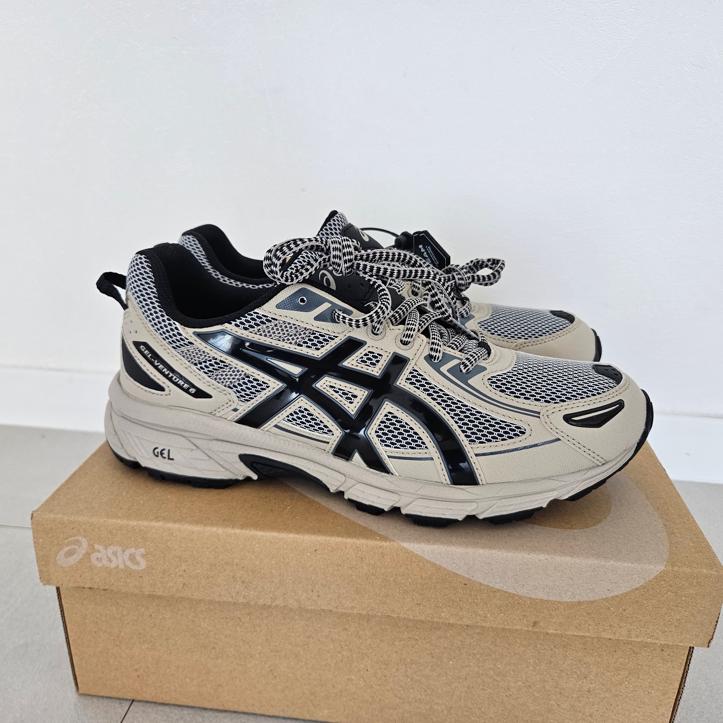 Asics Gel-Venture 6 Feather Grey Black 착용 스타일