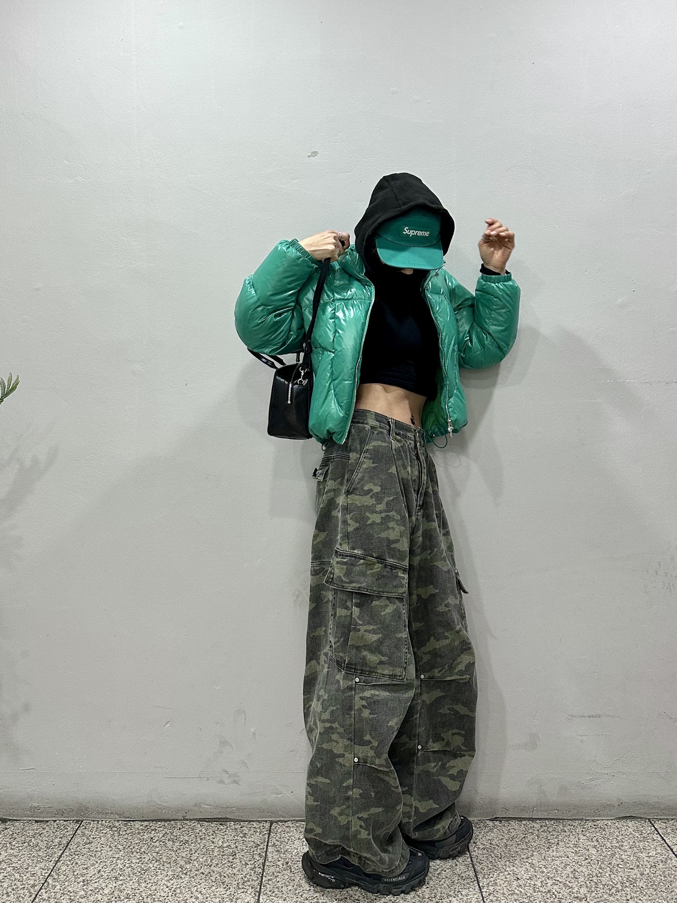 Supreme Washed Chino Twill Camp Cap Green - 24FW, Balenciaga Track Sneakers Triple Black 착용 스타일 - 5