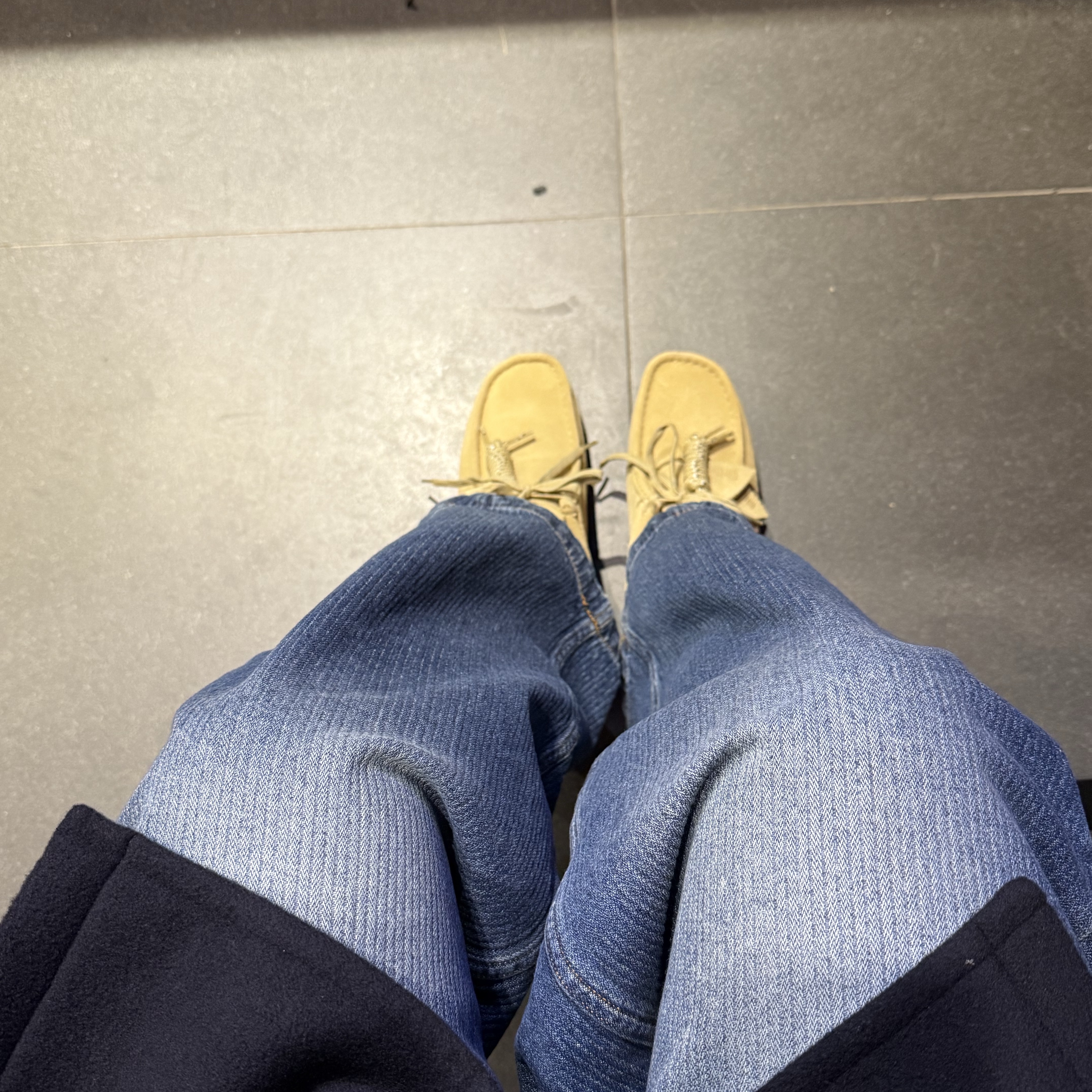 Clarks Wallabee Gore-Tex Maple Suede 착용 스타일 - 3