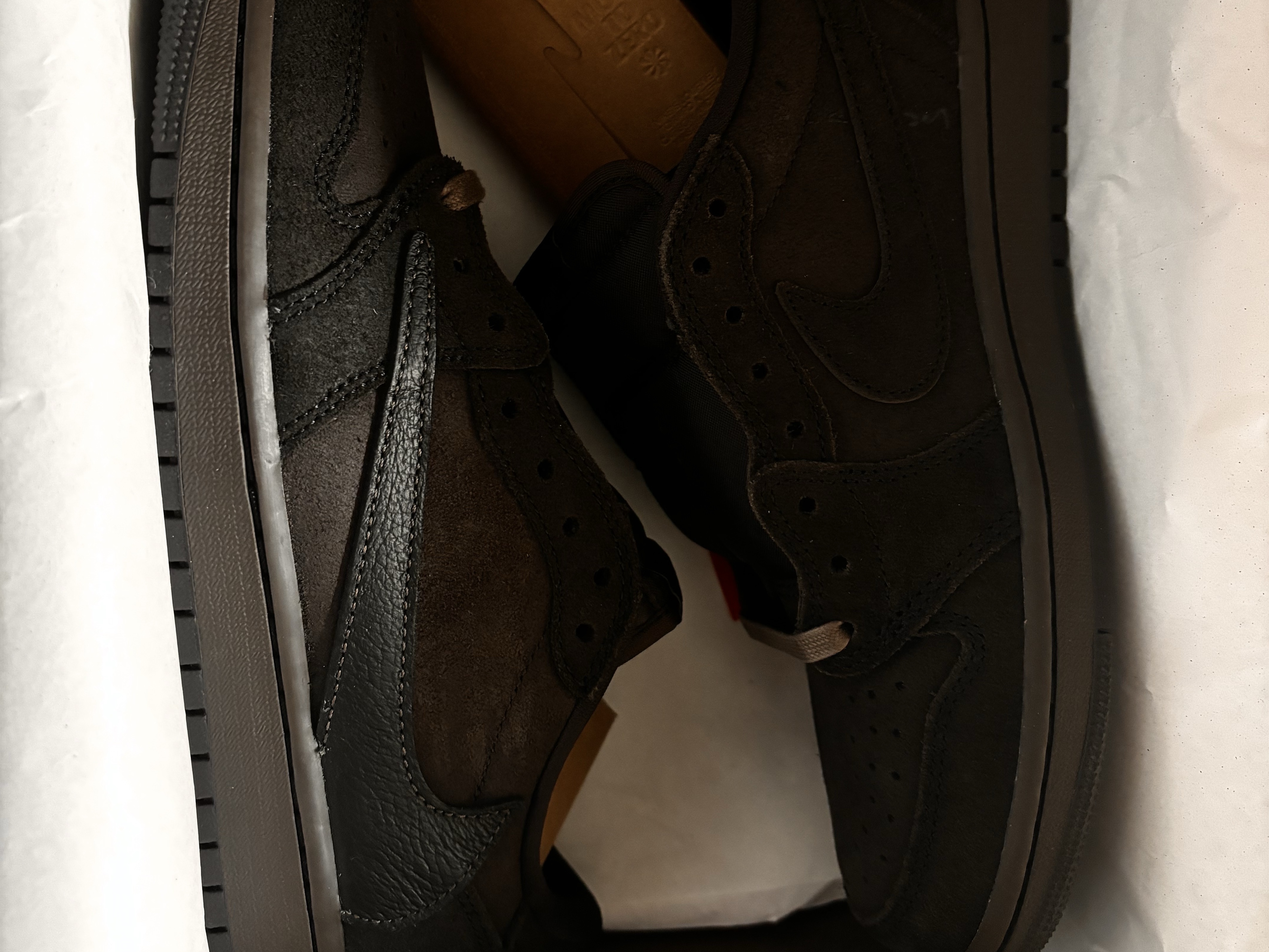 Jordan 1 x Travis Scott Retro Low OG SP Velvet Brown and Dark Mocha 착용 스타일 - 1