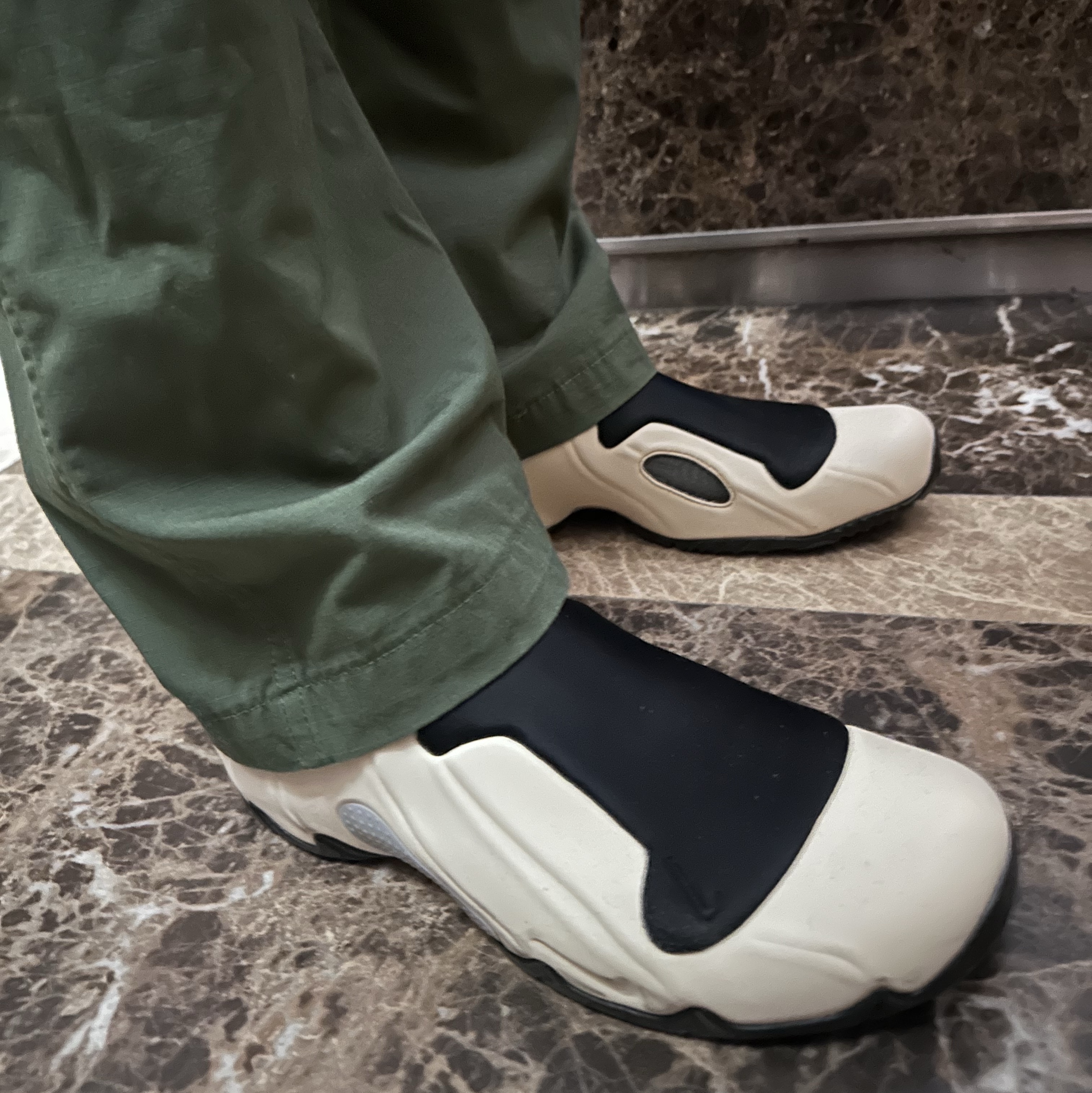 Gentle Monster x Maison Margiela MM114 Black Clear, Nike Clogposite Sand Drift and Black 착용 스타일 - 2