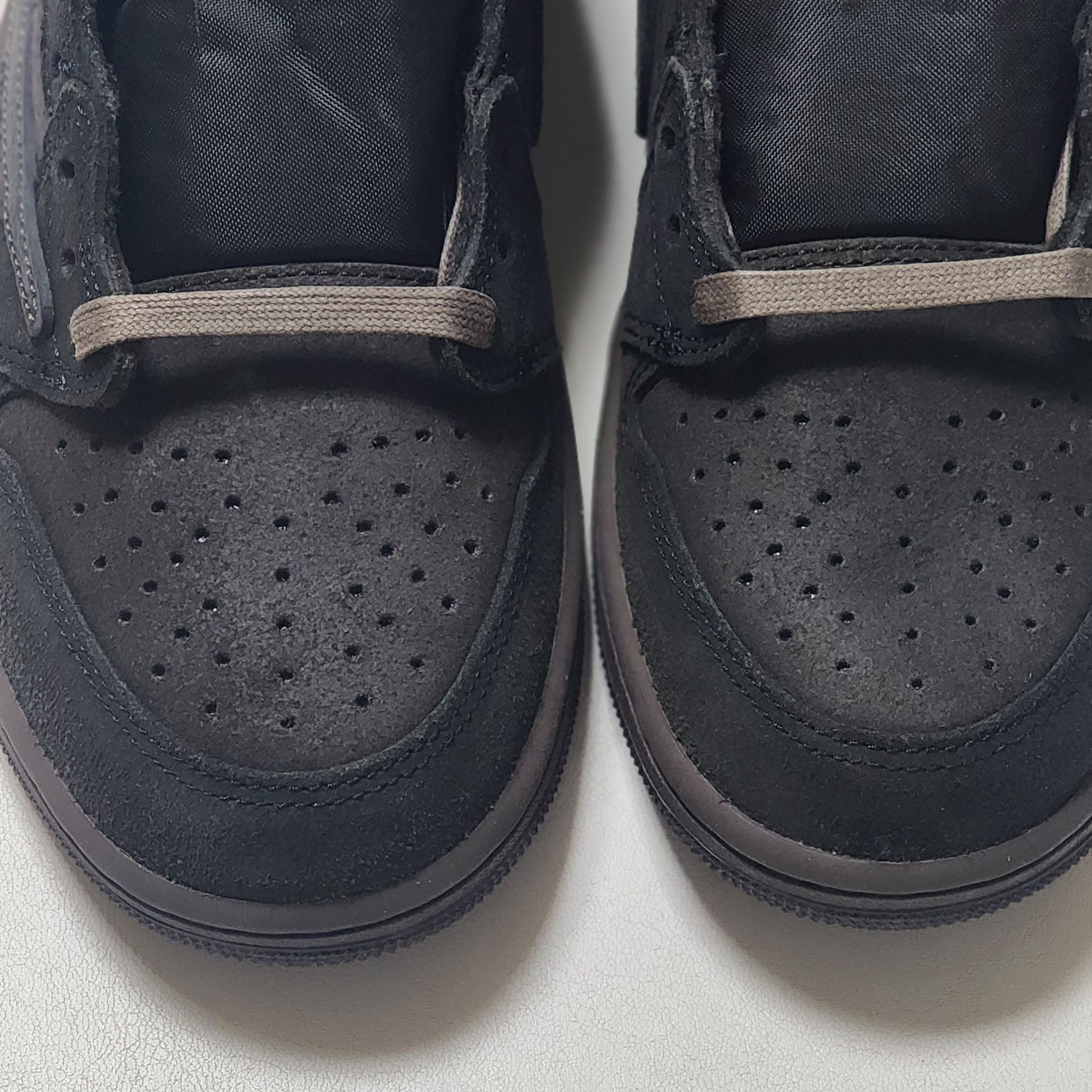 Jordan 1 x Travis Scott Retro Low OG SP Velvet Brown and Dark Mocha 착용 스타일 - 2