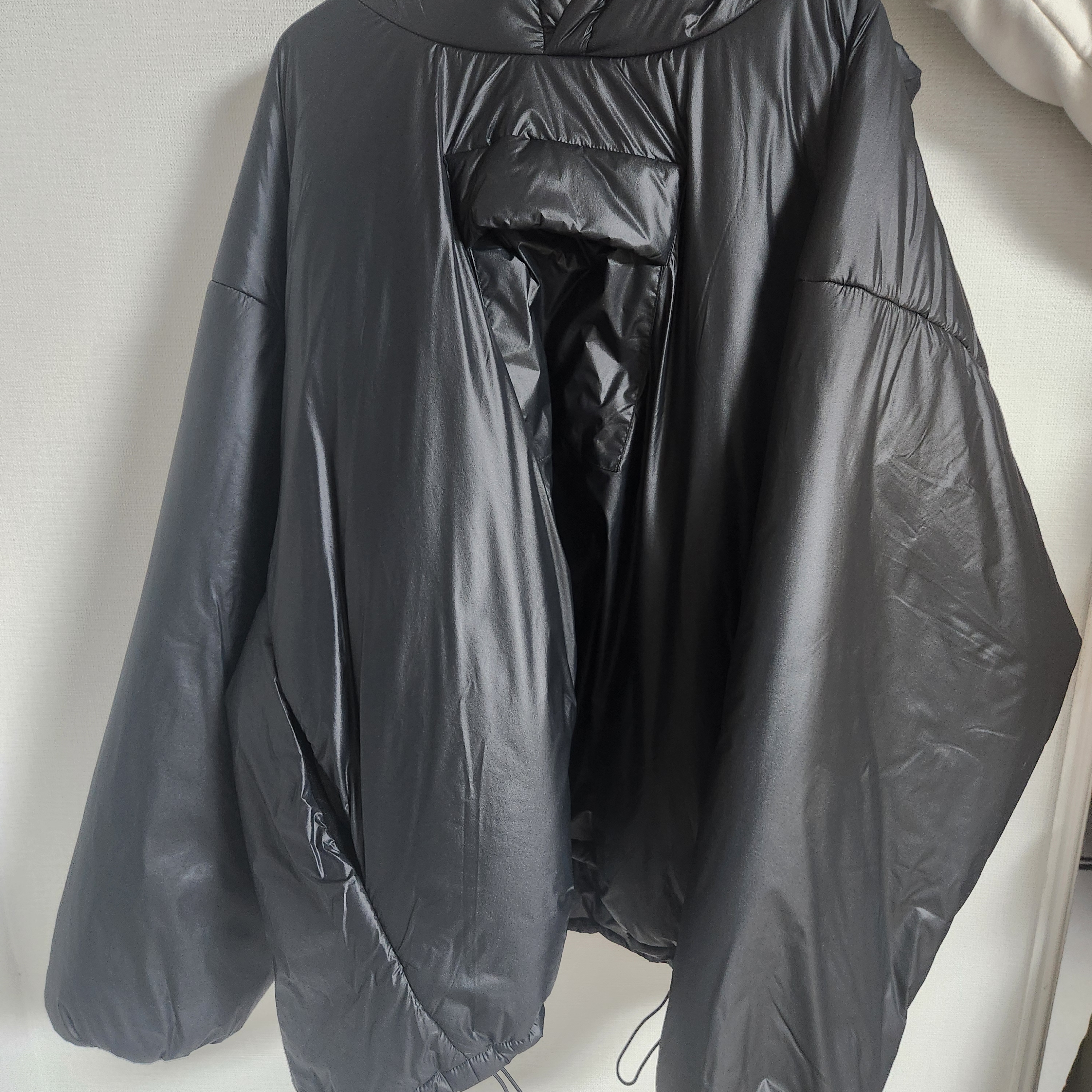 Yeezy Gap Engineered By Balenciaga Puffer Parka Black 착용 스타일