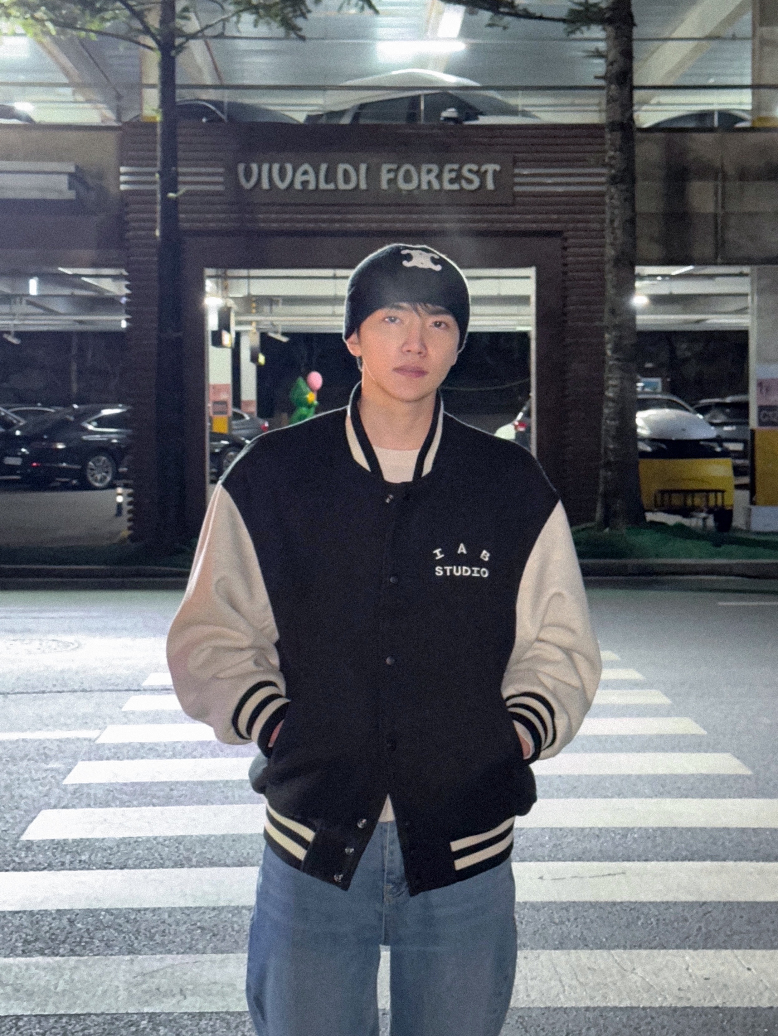 (W) Celine Triomphe Cloche Hat in Seamless Cashmere Black, IAB Studio Stadium Jacket Black Ivory 착용 스타일 - 3