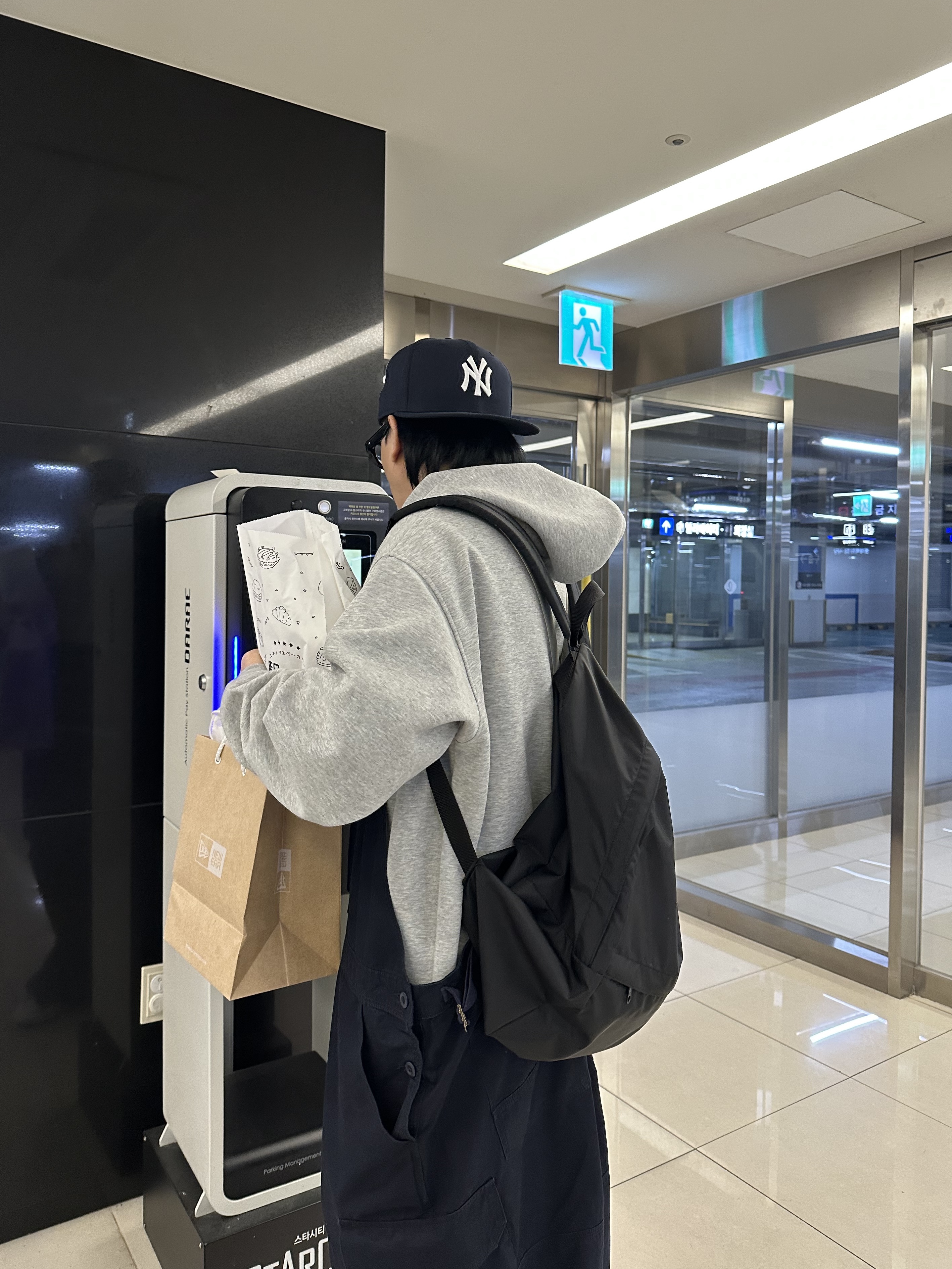 Maison Mihara Yasuhiro Blakey OG Sole Canvas Low-top Sneakers Black White, CDG Backpack Black 착용 스타일 - 6