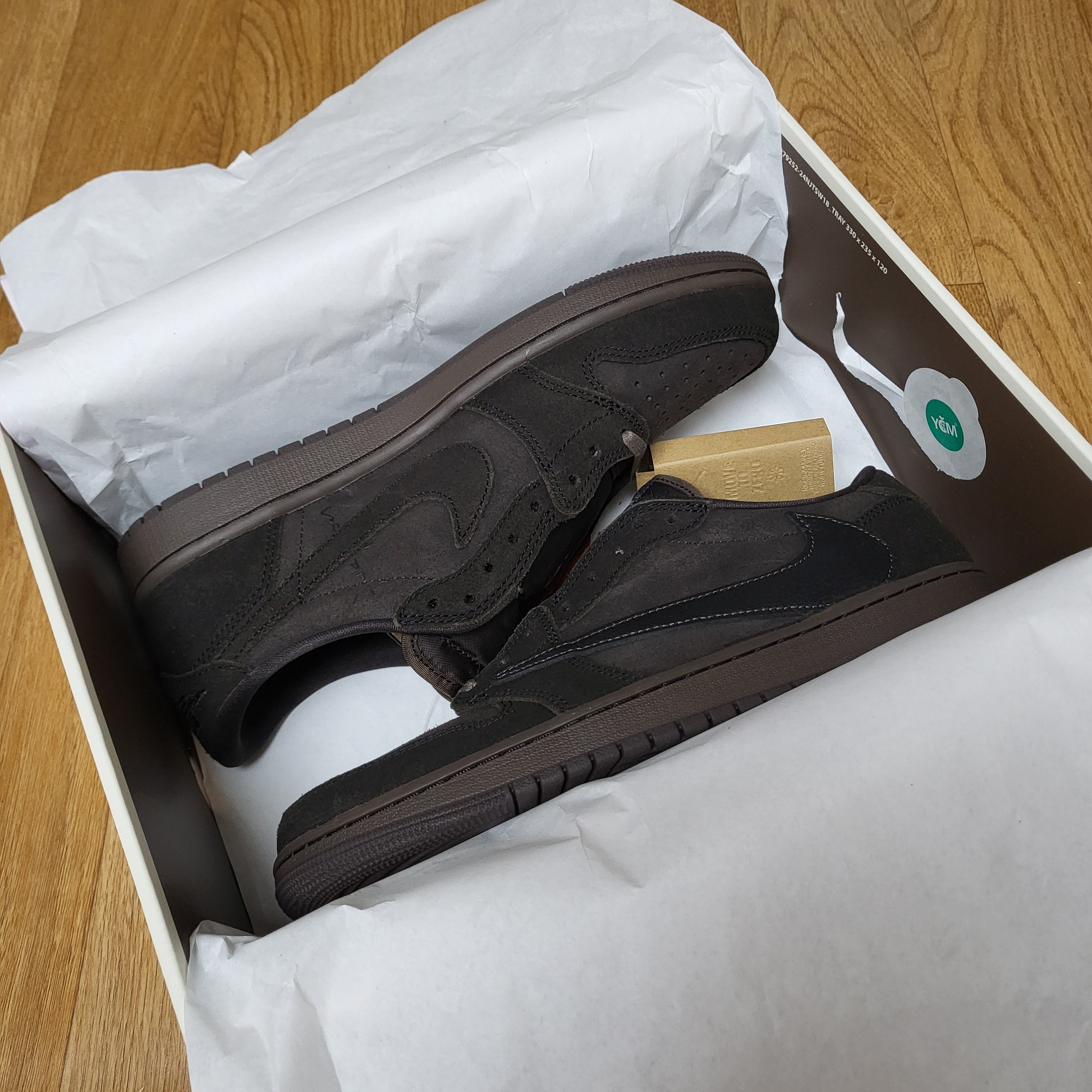 Jordan 1 x Travis Scott Retro Low OG SP Velvet Brown and Dark Mocha 착용 스타일 - 4