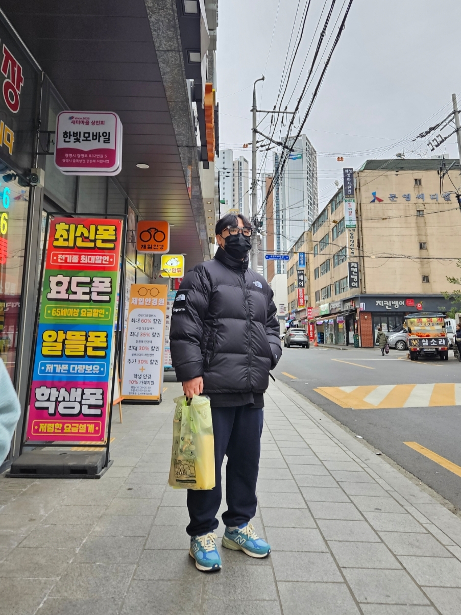 Supreme x The North Face Split Nuptse Jacket Black - 24SS, New Balance x Levi's 990v3 Blue (Levi's Tag) 착용 스타일 - 1