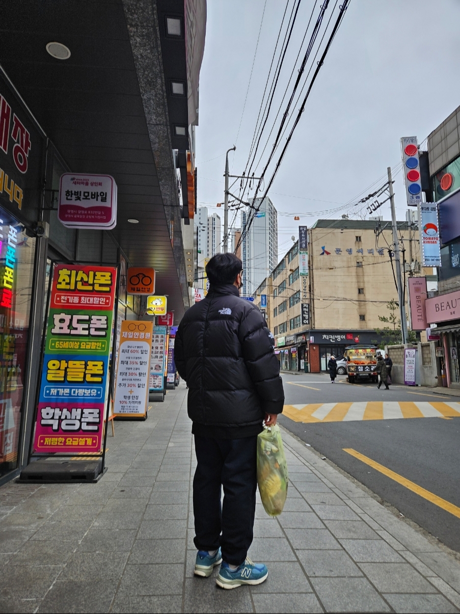 Supreme x The North Face Split Nuptse Jacket Black - 24SS, New Balance x Levi's 990v3 Blue (Levi's Tag) 착용 스타일 - 2