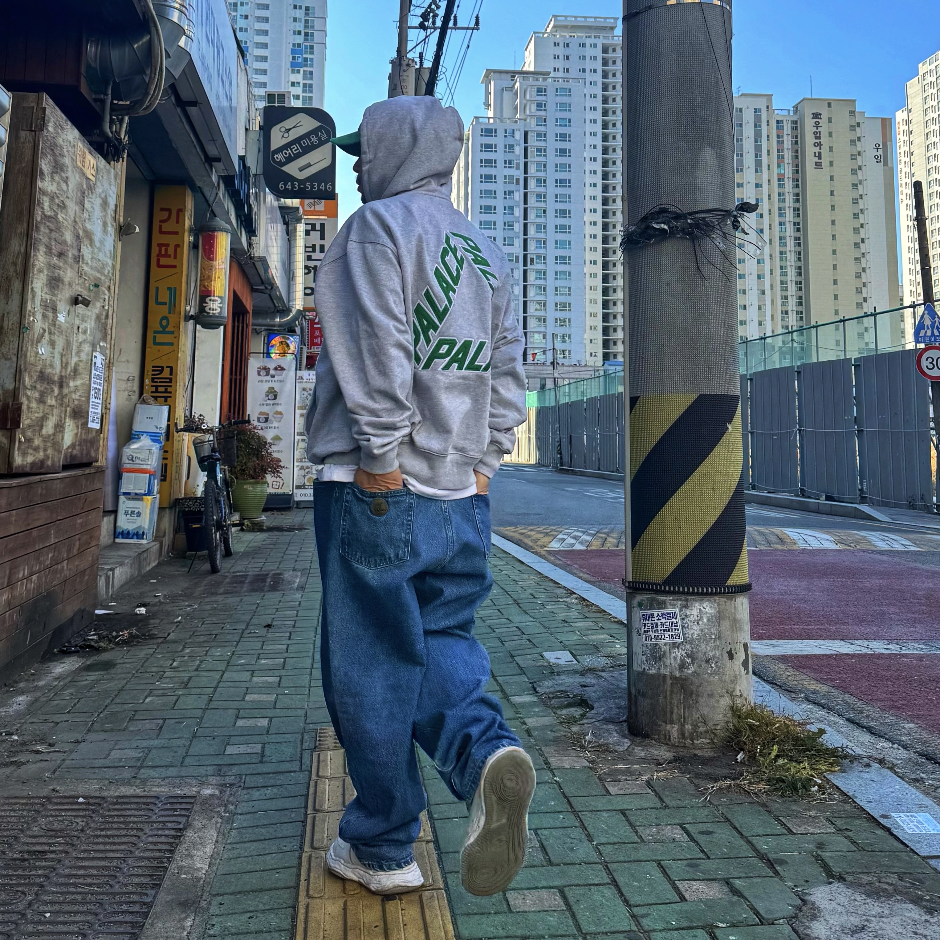 Palace Athlique P3 Hood Grey Marl - 24FW, Supreme Corduroy S Logo 6-Panel Green - 24FW 착용 스타일 - 3