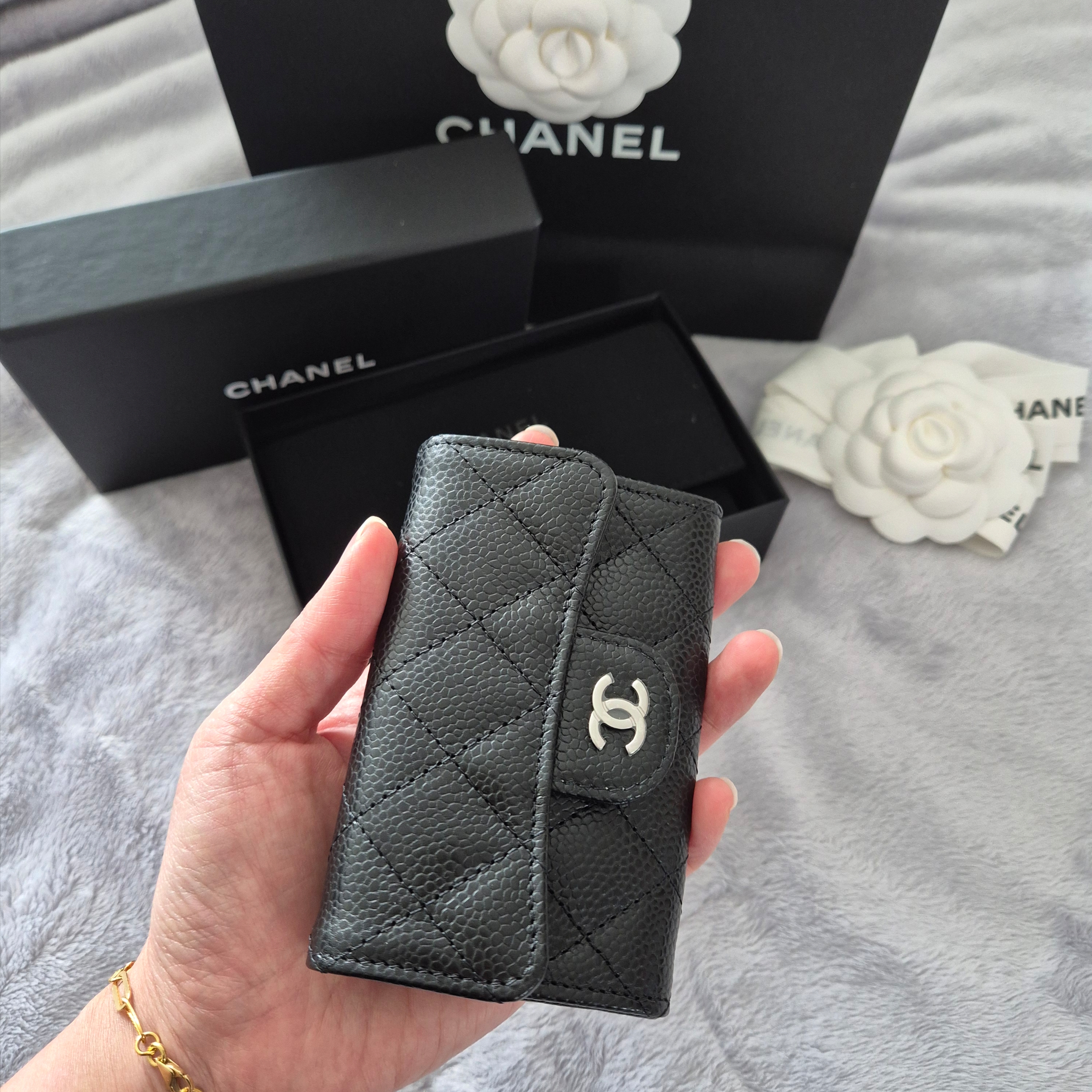 Chanel Classic Card Holder Grained Calfskin & Silver Black 착용 스타일 - 3
