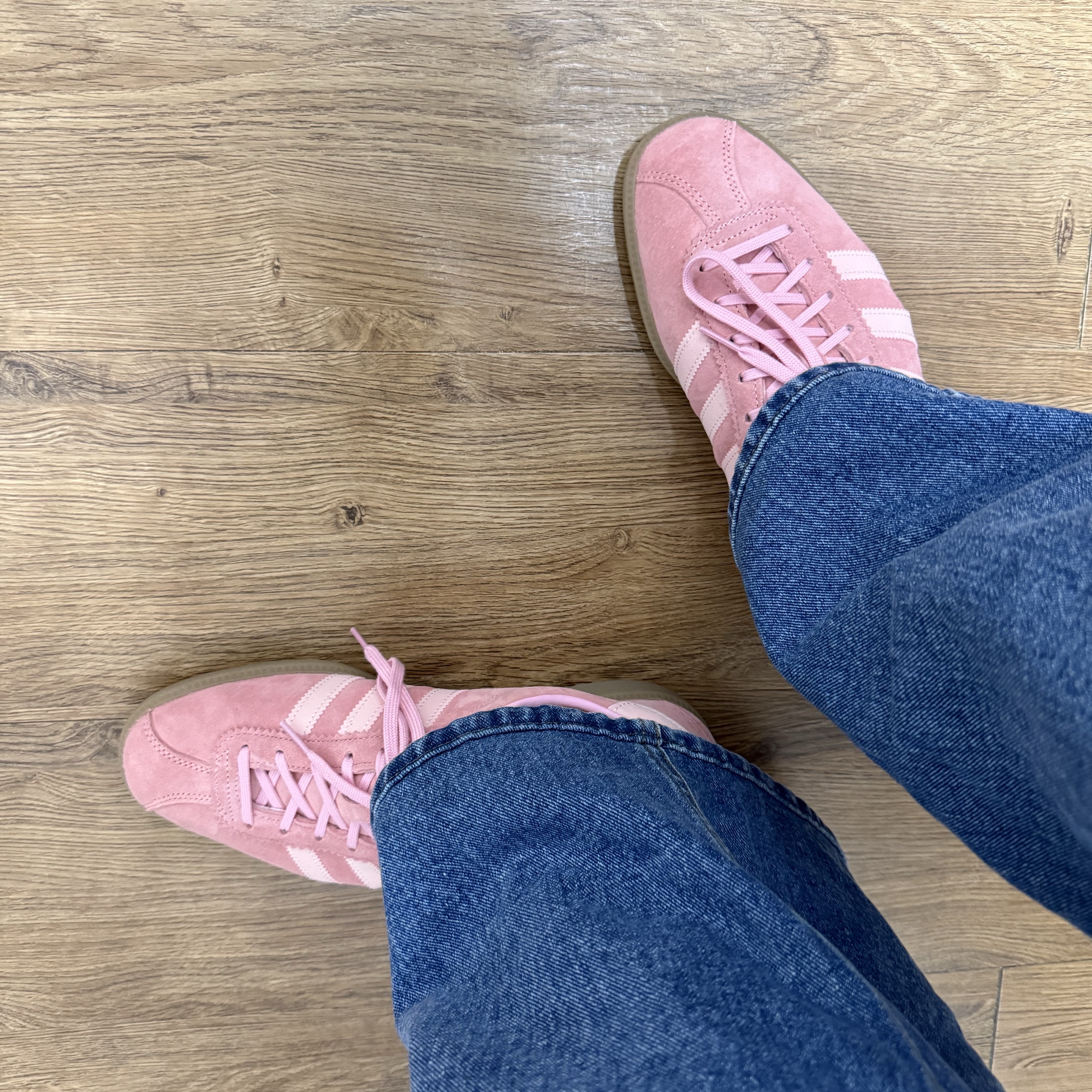 Adidas Bermuda Glow Pink 착용 스타일