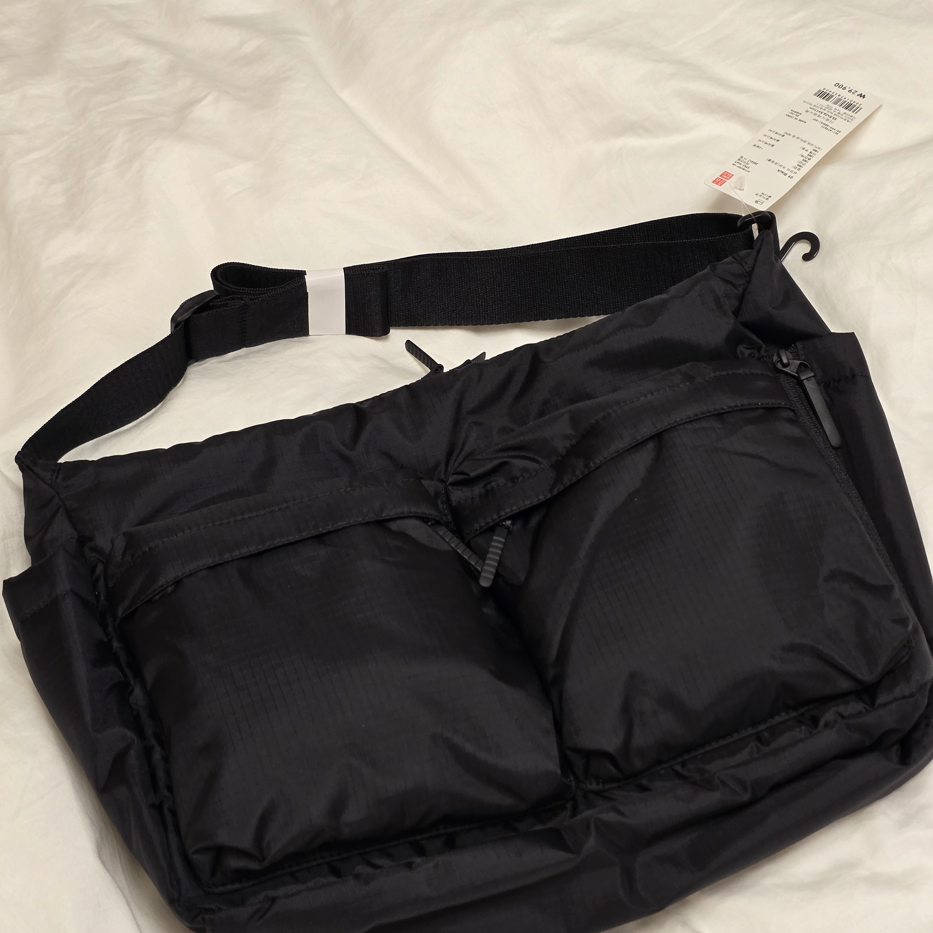 Uniqlo Multi Pocket Shoulder Bag Black 착용 스타일 - 1