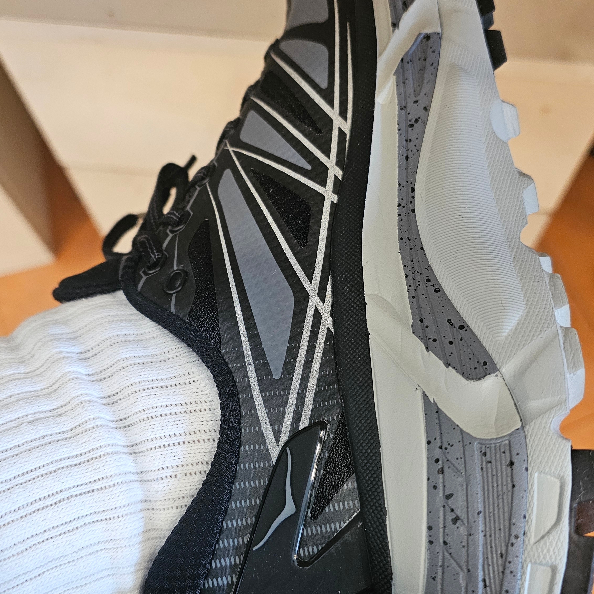 Hoka Mafate Speed 2 Black Castlerock 착용 스타일 - 2