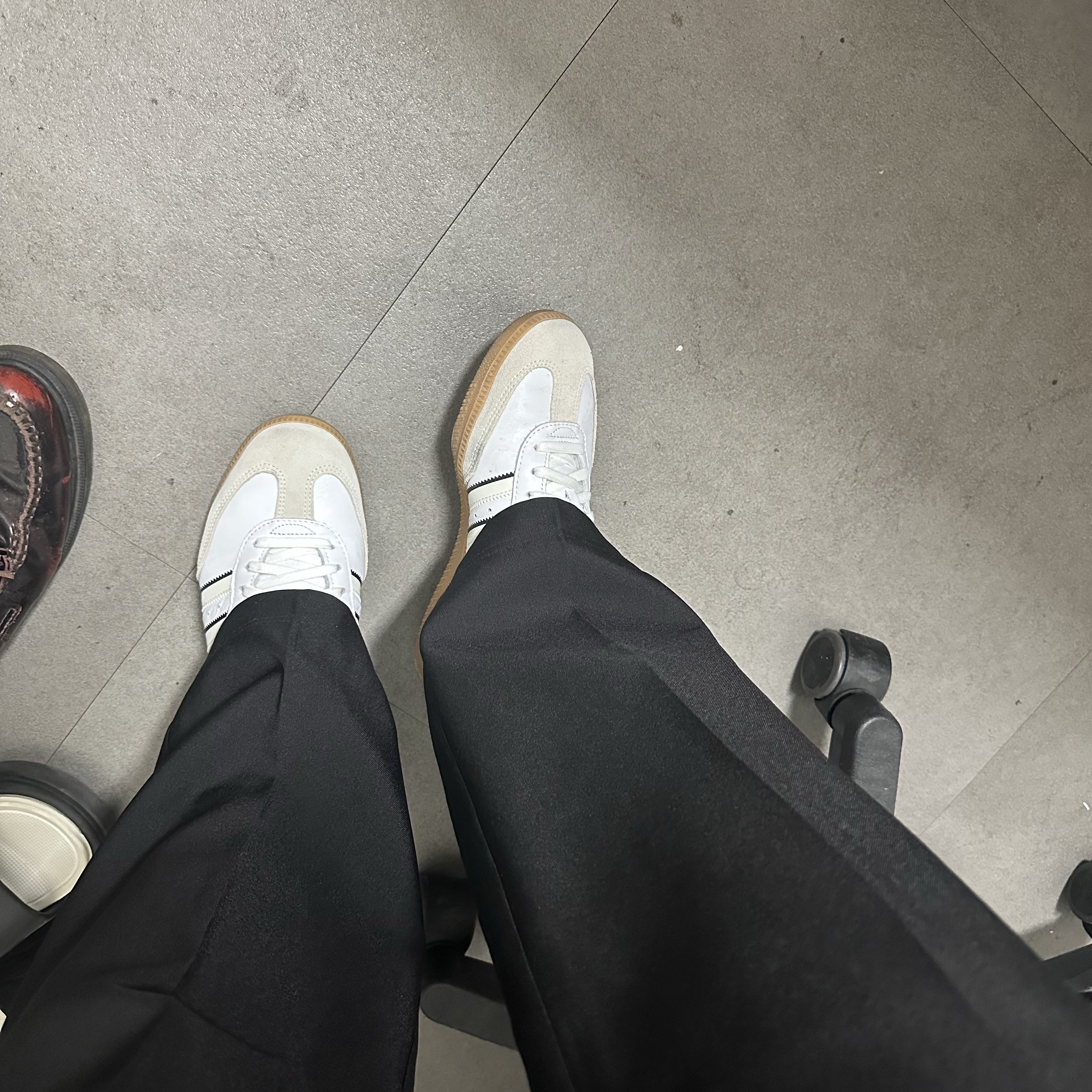 Adidas Samba OG Cloud White Off White, Dr. Martens Adrian Arcadia Leather Loafers Cherry Red 착용 스타일