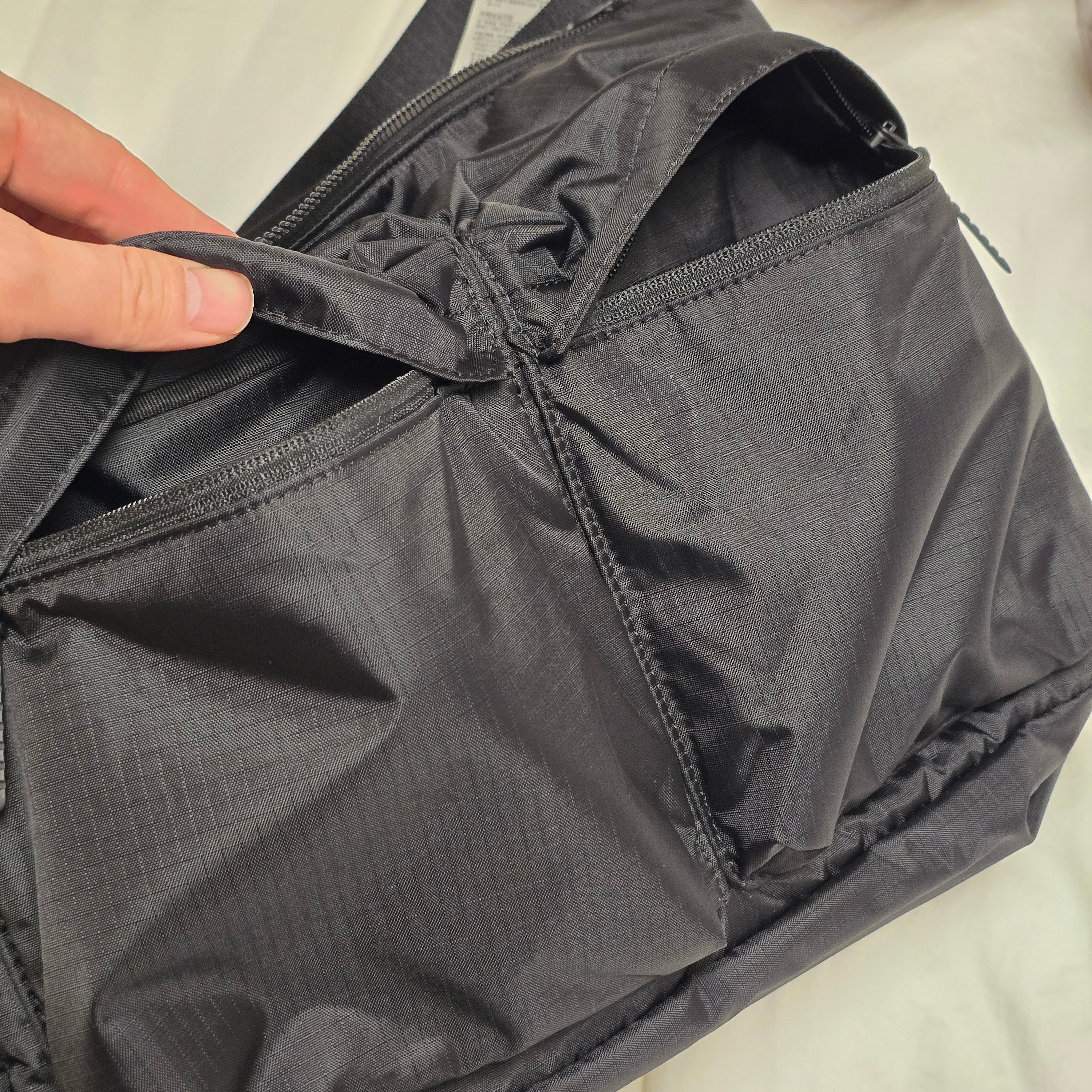 Uniqlo Multi Pocket Shoulder Bag Black 착용 스타일 - 4