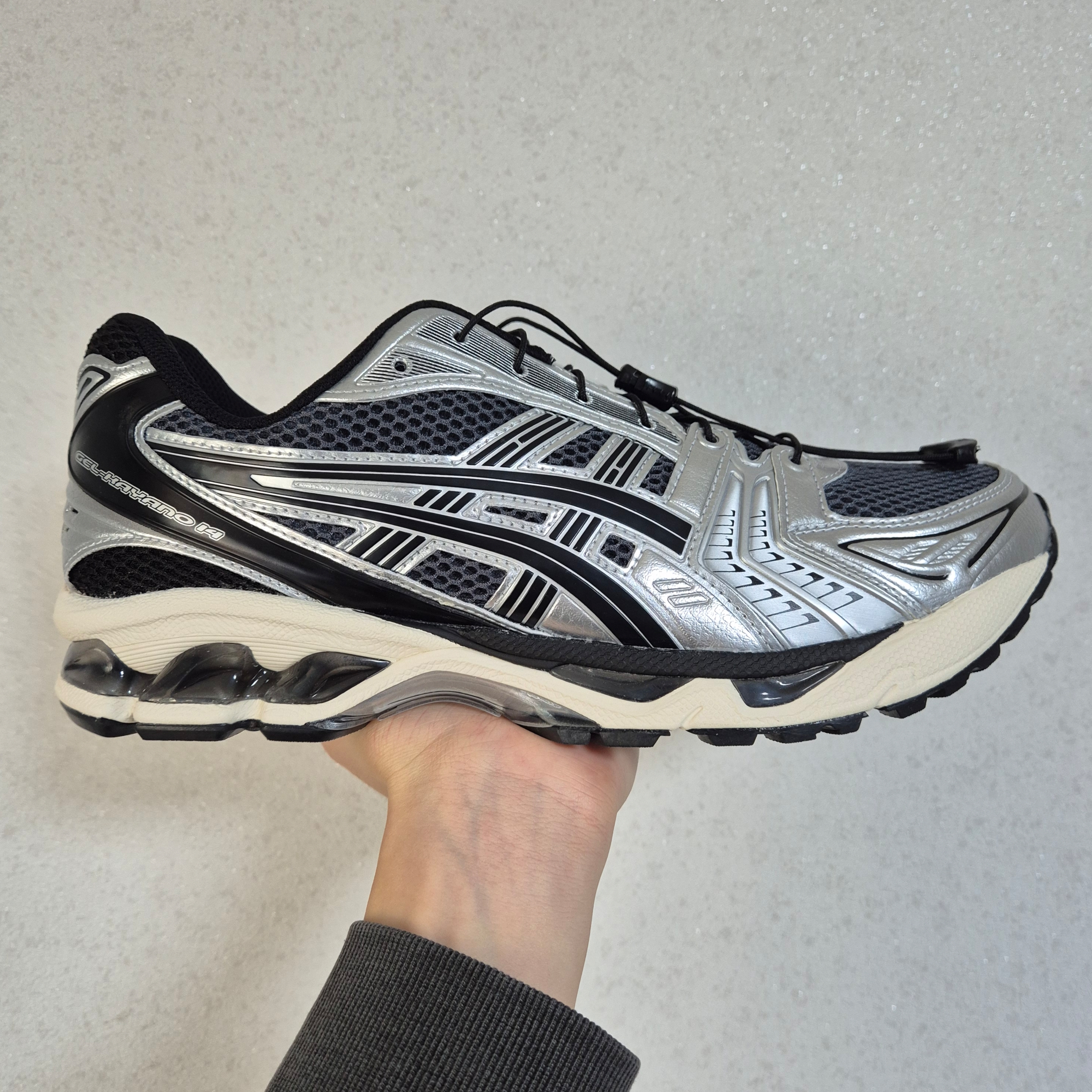 Asics Unlimited Gel-Kayano 14 Carrier Grey Black 착용 스타일