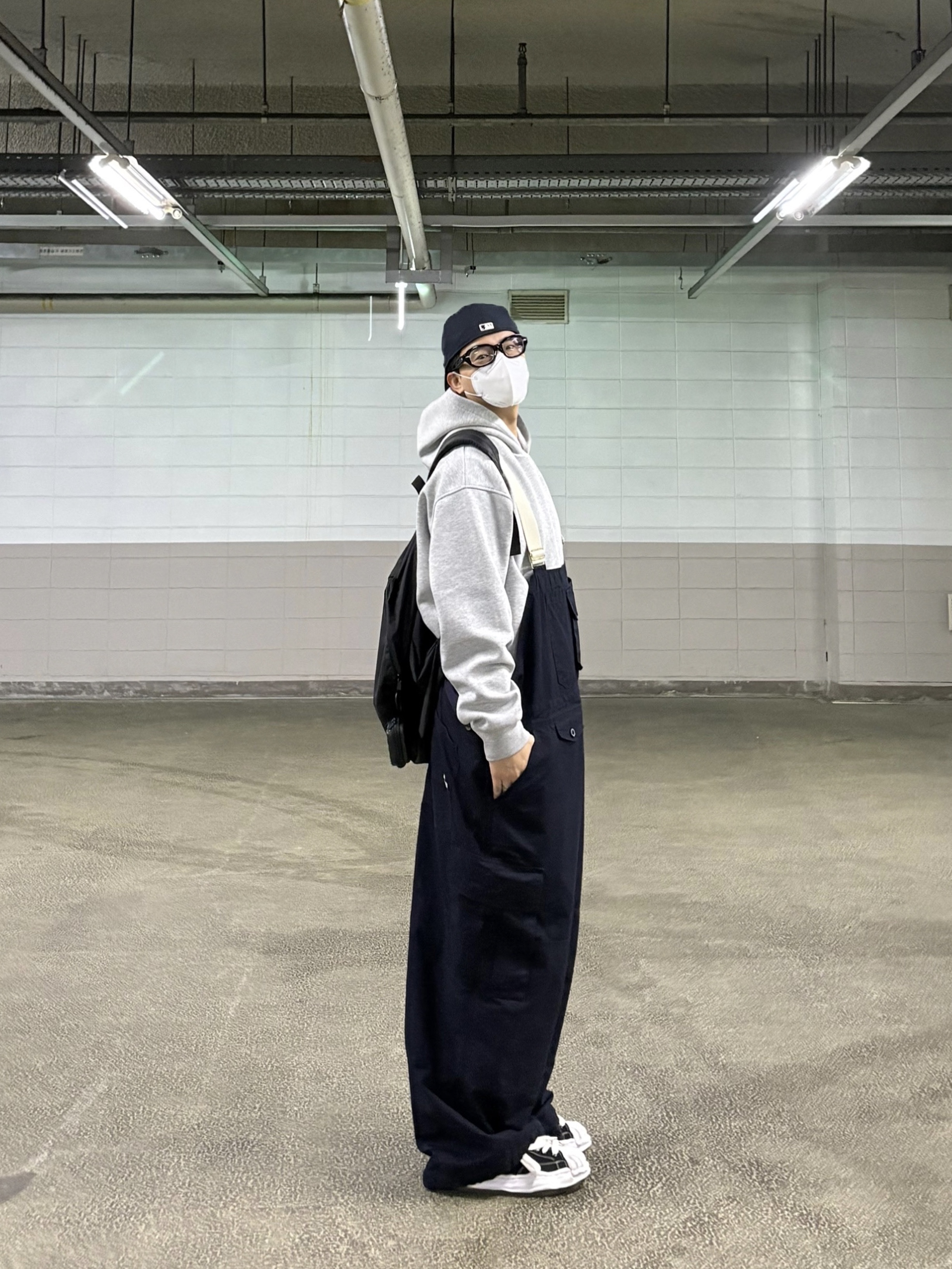 Maison Mihara Yasuhiro Blakey OG Sole Canvas Low-top Sneakers Black White, CDG Backpack Black 착용 스타일 - 2