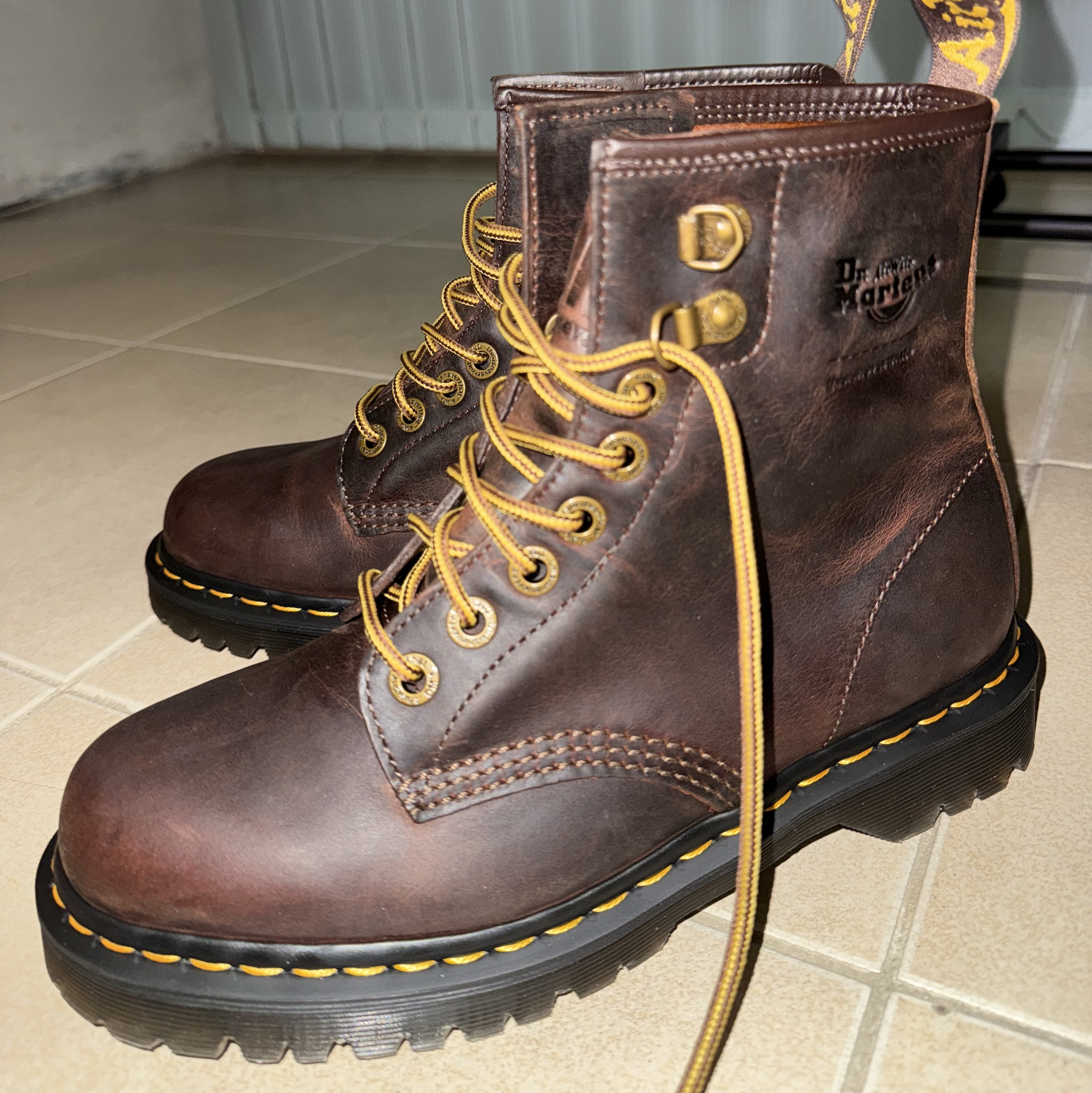 Dr. Martens x Thisisneverthat 1460 Waxed Full Grain Brown 착용 스타일 - 1