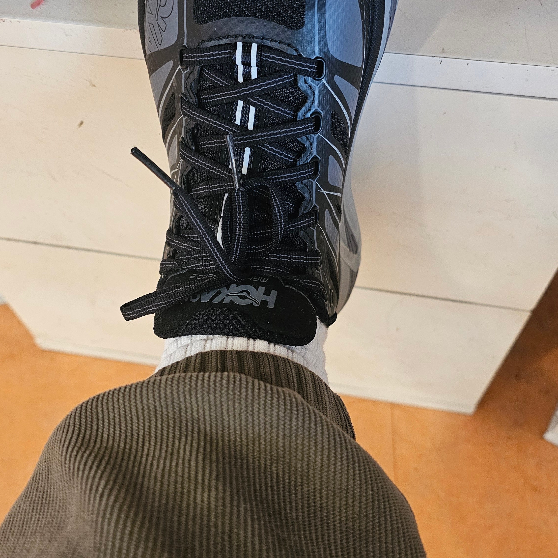 Hoka Mafate Speed 2 Black Castlerock 착용 스타일 - 1