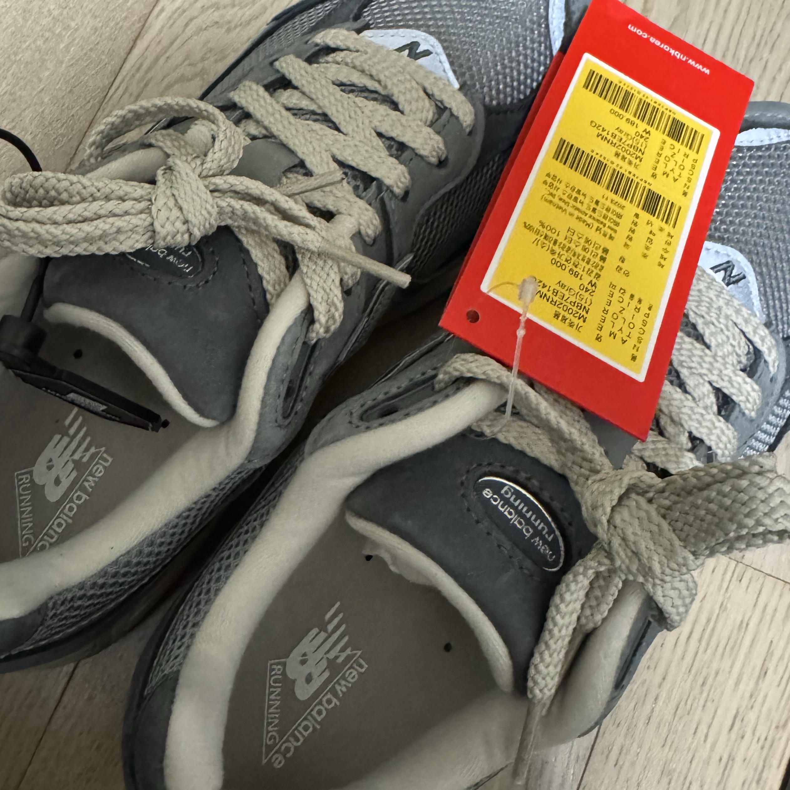 New Balance 2002R Premium Vintage Grey 착용 스타일