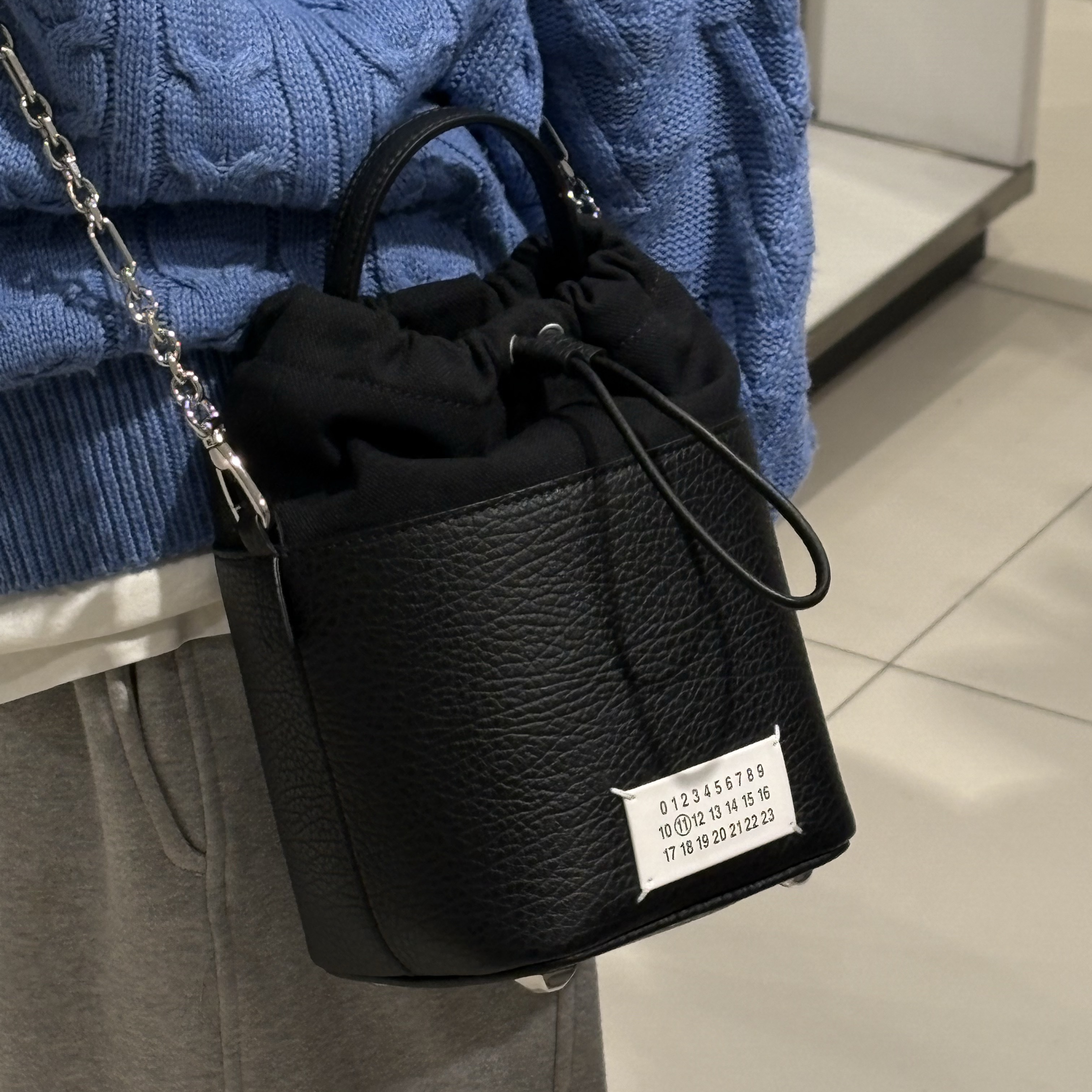 Maison Margiela 5AC Bucket Bag Black 착용 스타일