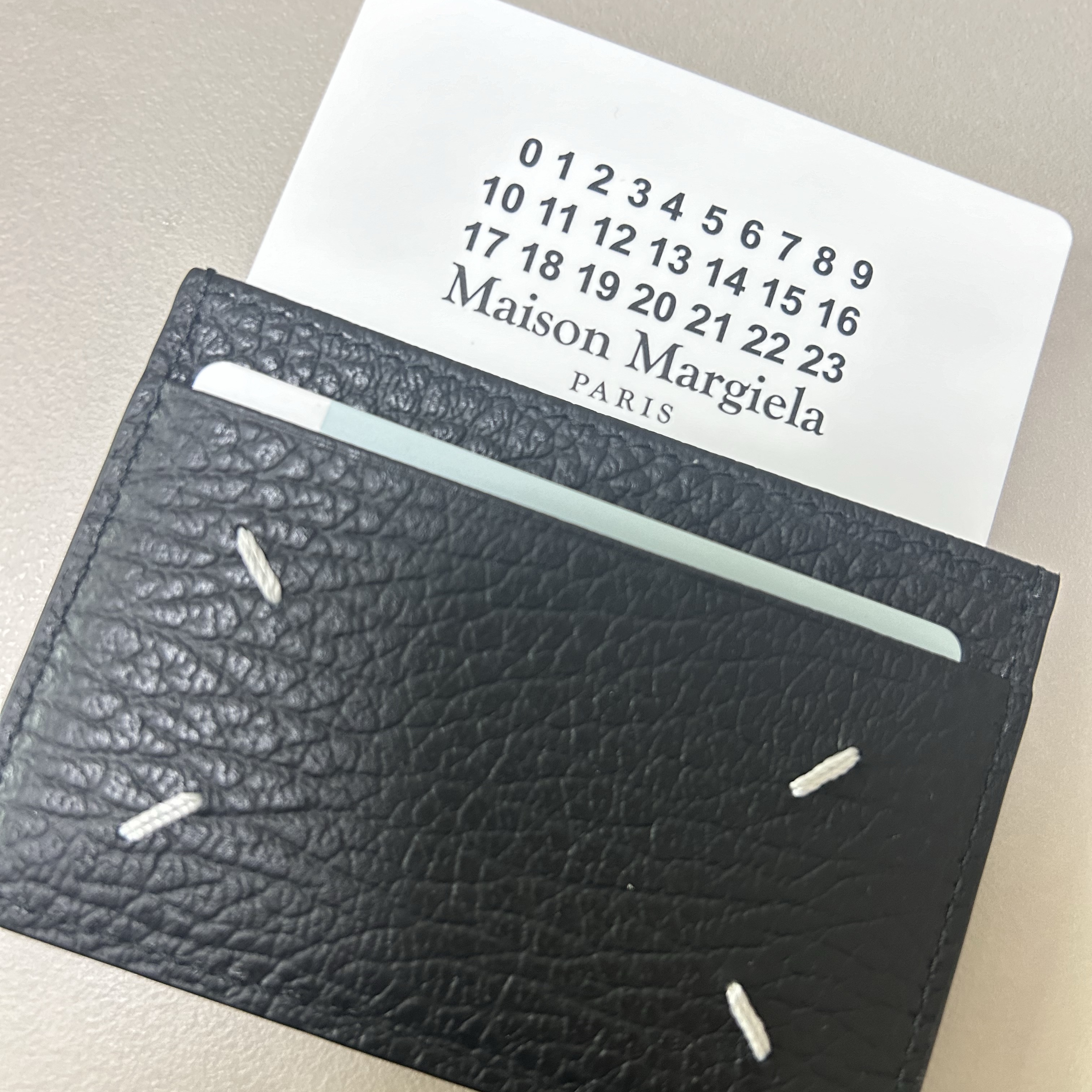 Maison Margiela Four Stitch Card Holder Black 착용 스타일 - 2