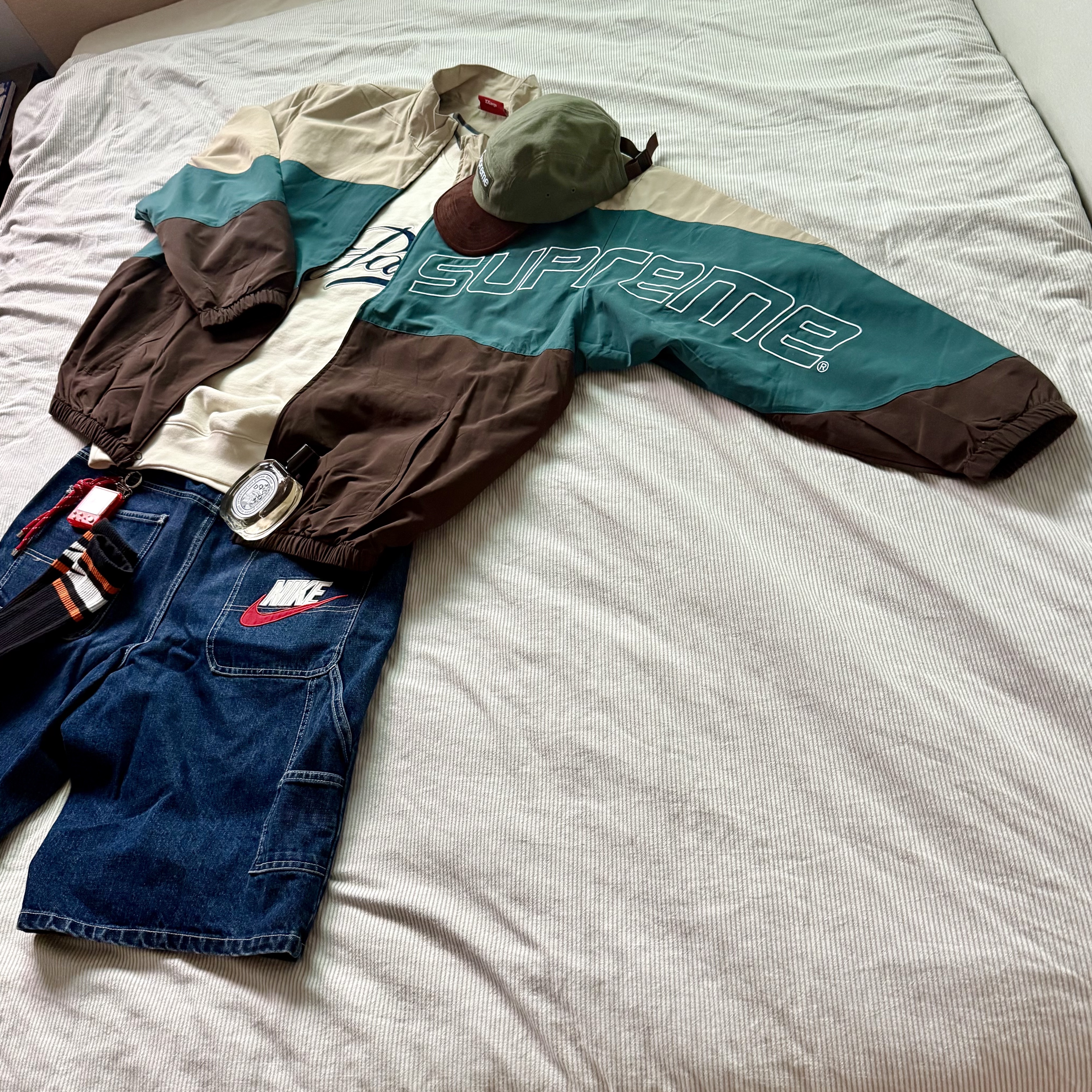 Supreme Curve Track Jacket Brown - 24SS, Supreme Suede Visor Camp Cap Light Olive - 23SS 착용 스타일