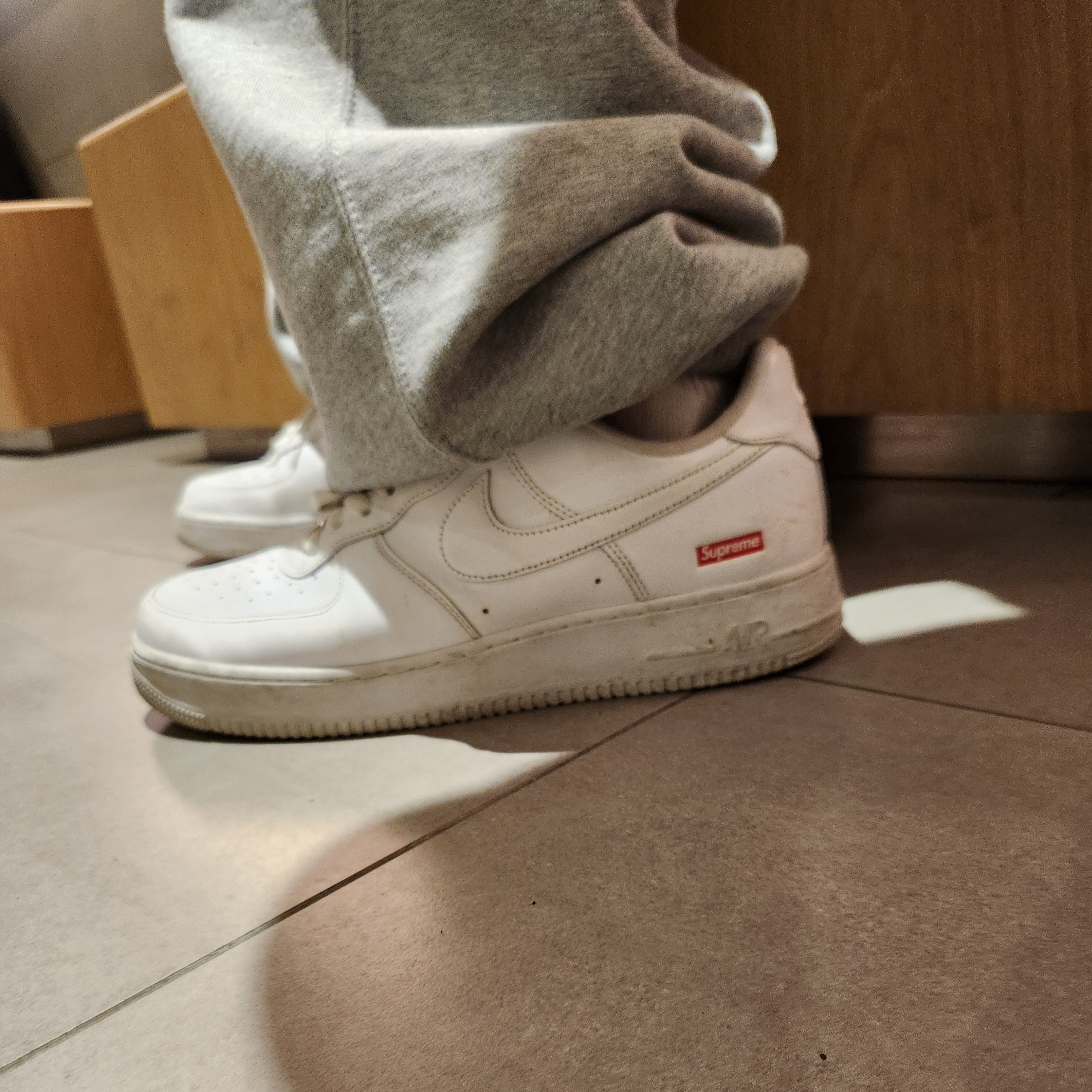 Nike x Supreme Air Force 1 Low White, True Religion TR Classic Sweatpants Melnage Grey 착용 스타일 - 2