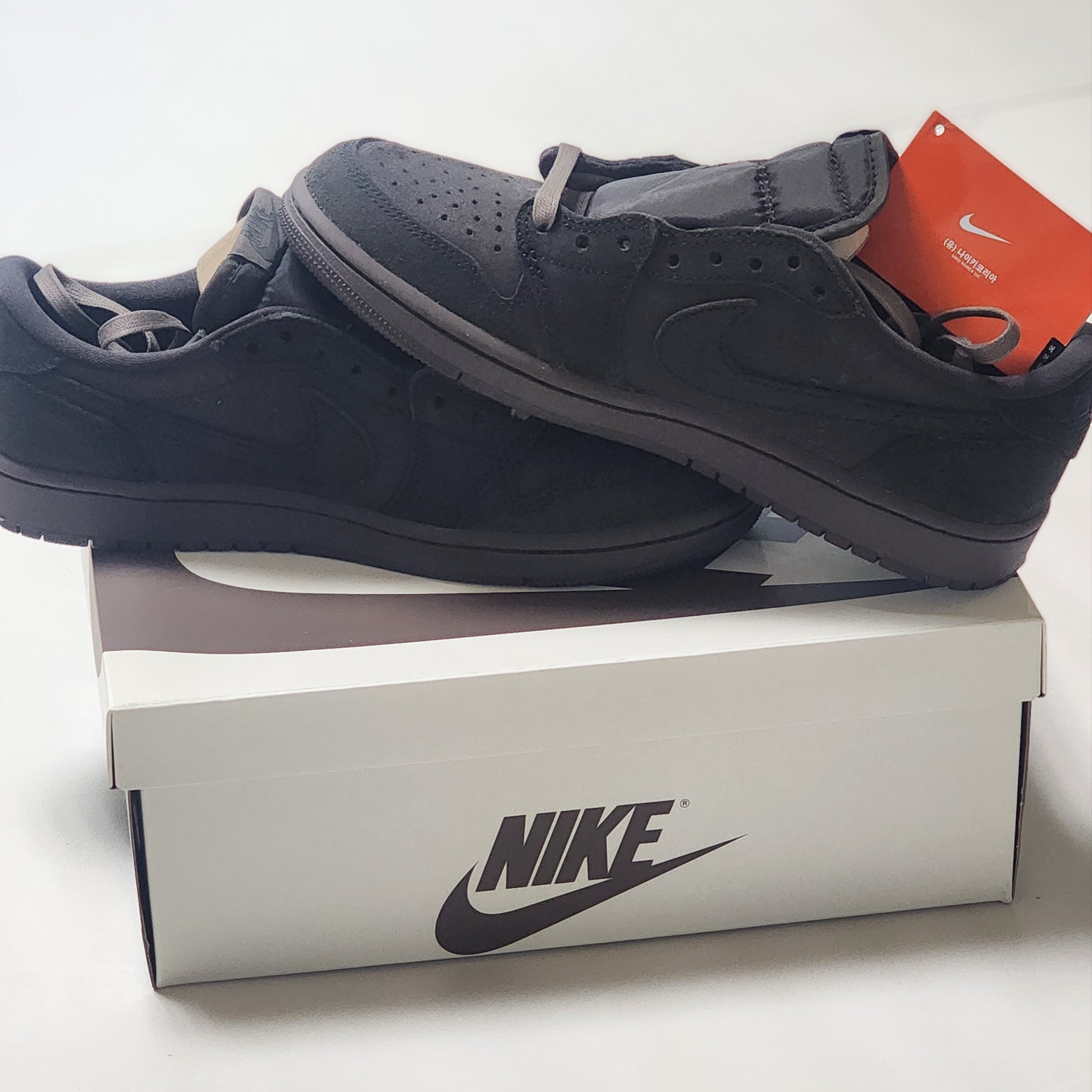 Jordan 1 x Travis Scott Retro Low OG SP Velvet Brown and Dark Mocha 착용 스타일 - 1