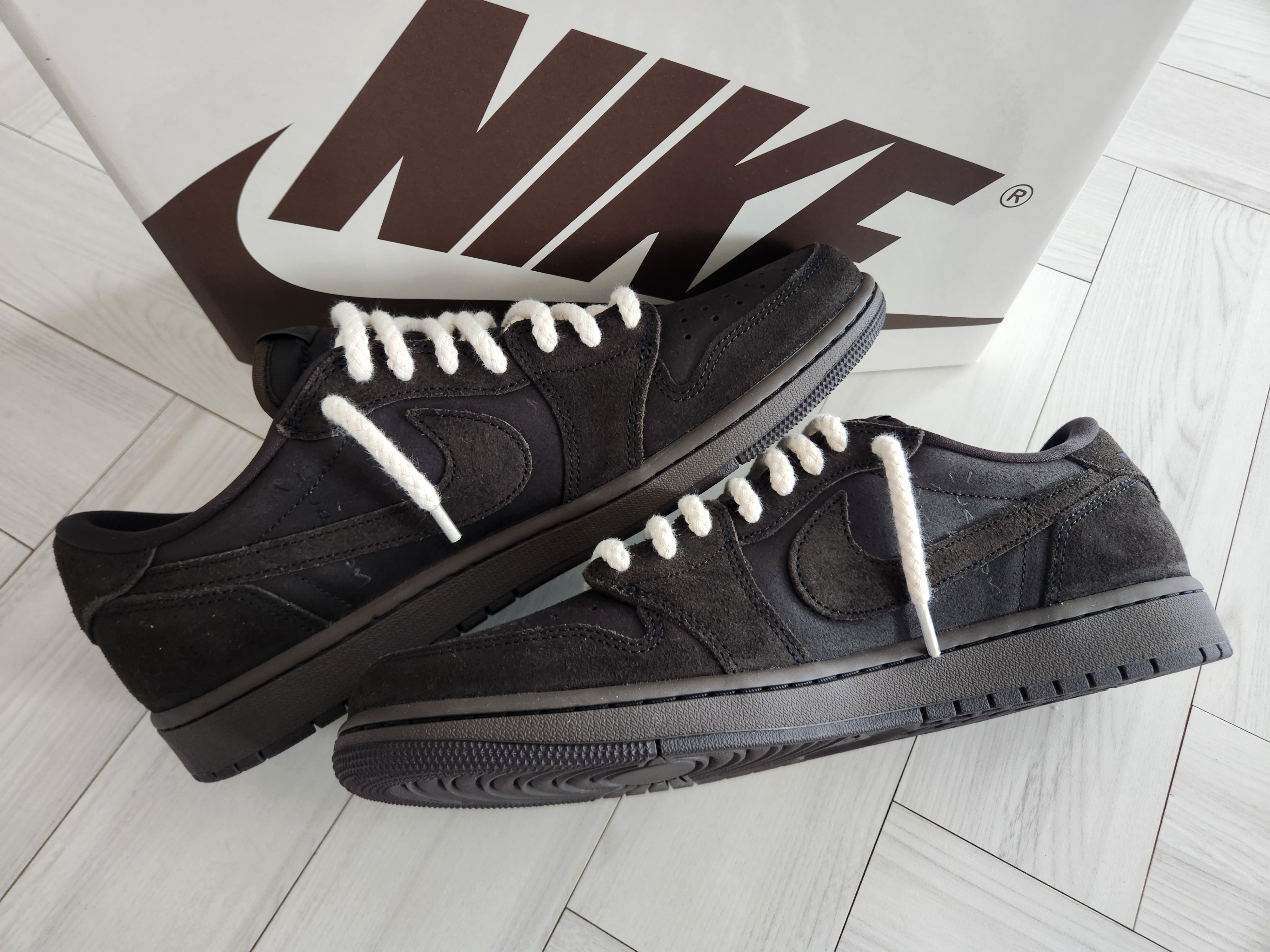 Jordan 1 x Travis Scott Retro Low OG SP Velvet Brown and Dark Mocha 착용 스타일 - 5