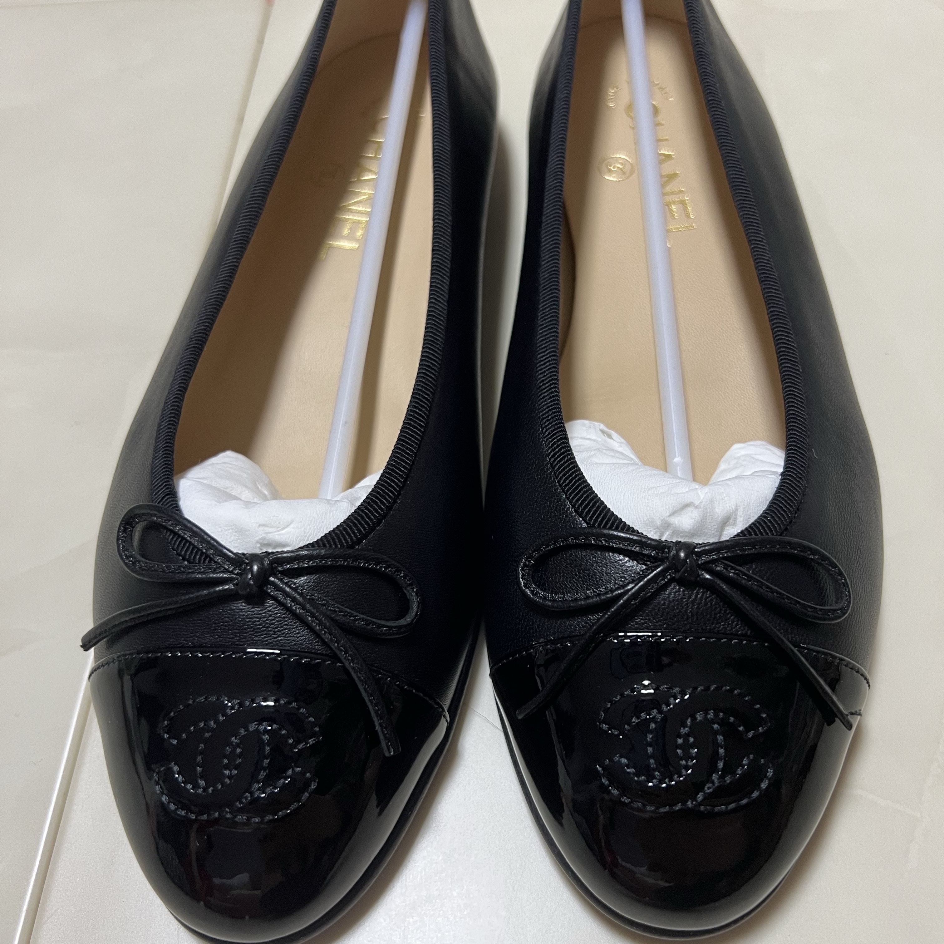 (W) Chanel Ballerina Flat Lambskin Patent Calfskin & Black 착용 스타일