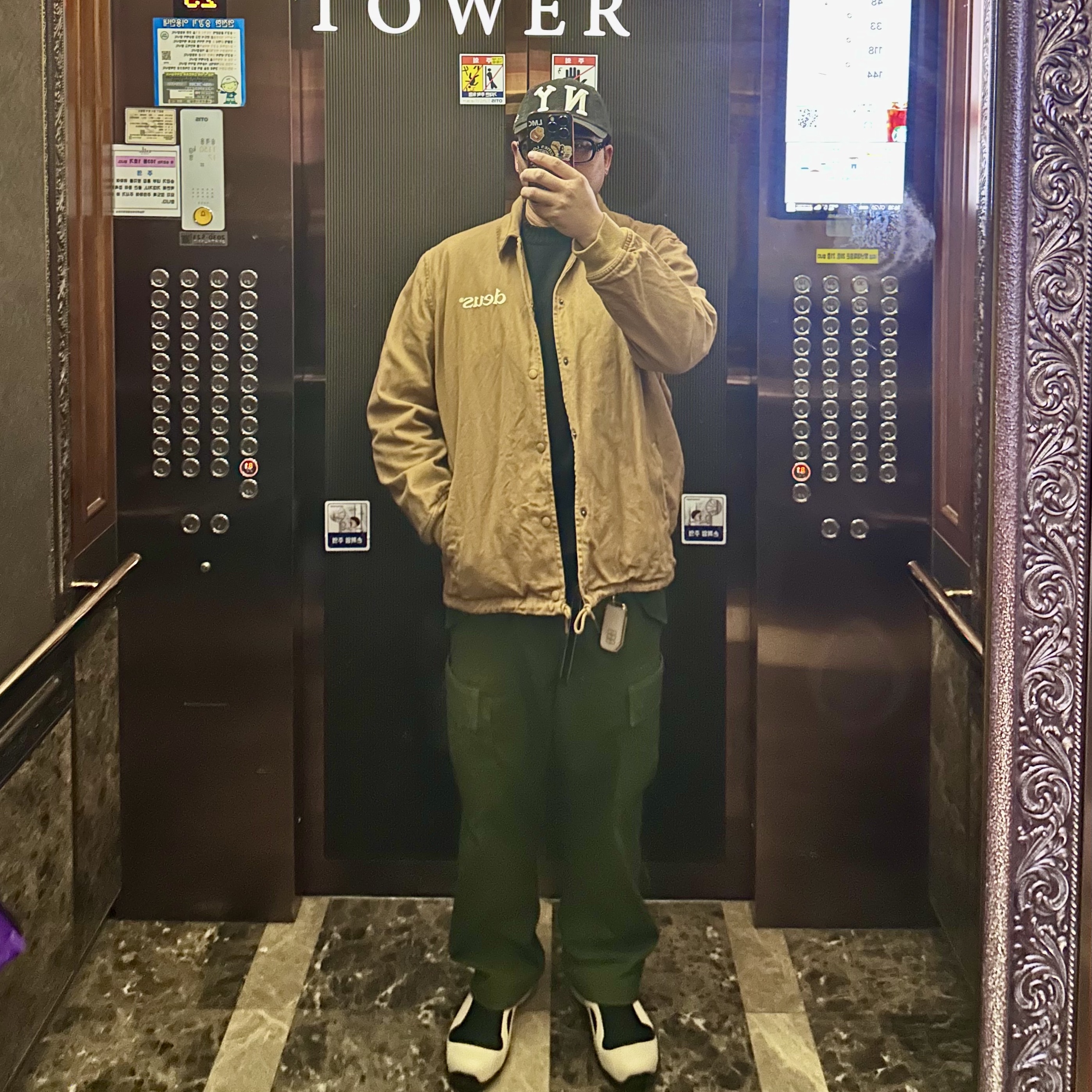 Gentle Monster x Maison Margiela MM114 Black Clear, Nike Clogposite Sand Drift and Black 착용 스타일 - 1