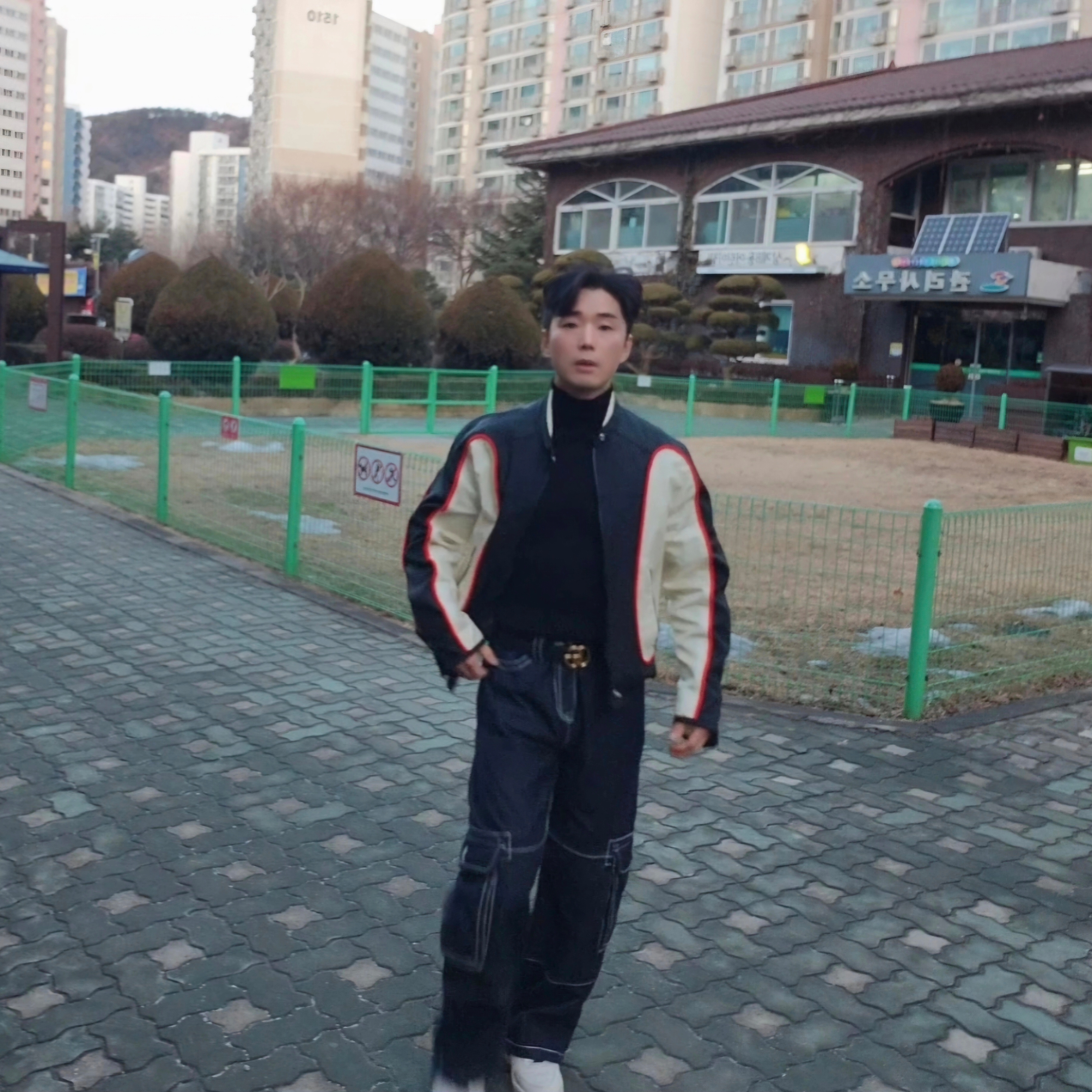 Diesel J-Blink Biker Jacket in Colour-Block Nylon Black White, Nike x Ambush Air Force 1 Low SP Phantom 착용 스타일 - 2