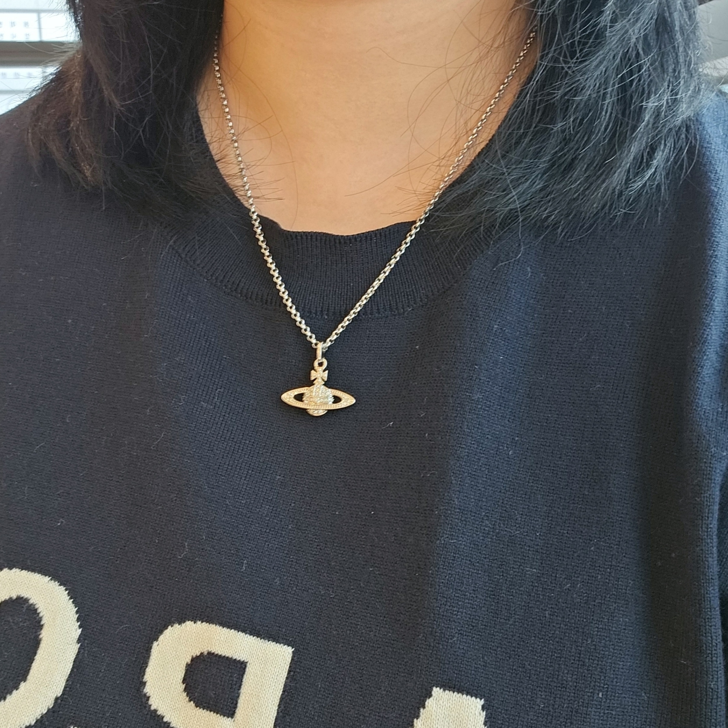 Vivienne Westwood Mini Bas Relief Pendant Silver 착용 스타일
