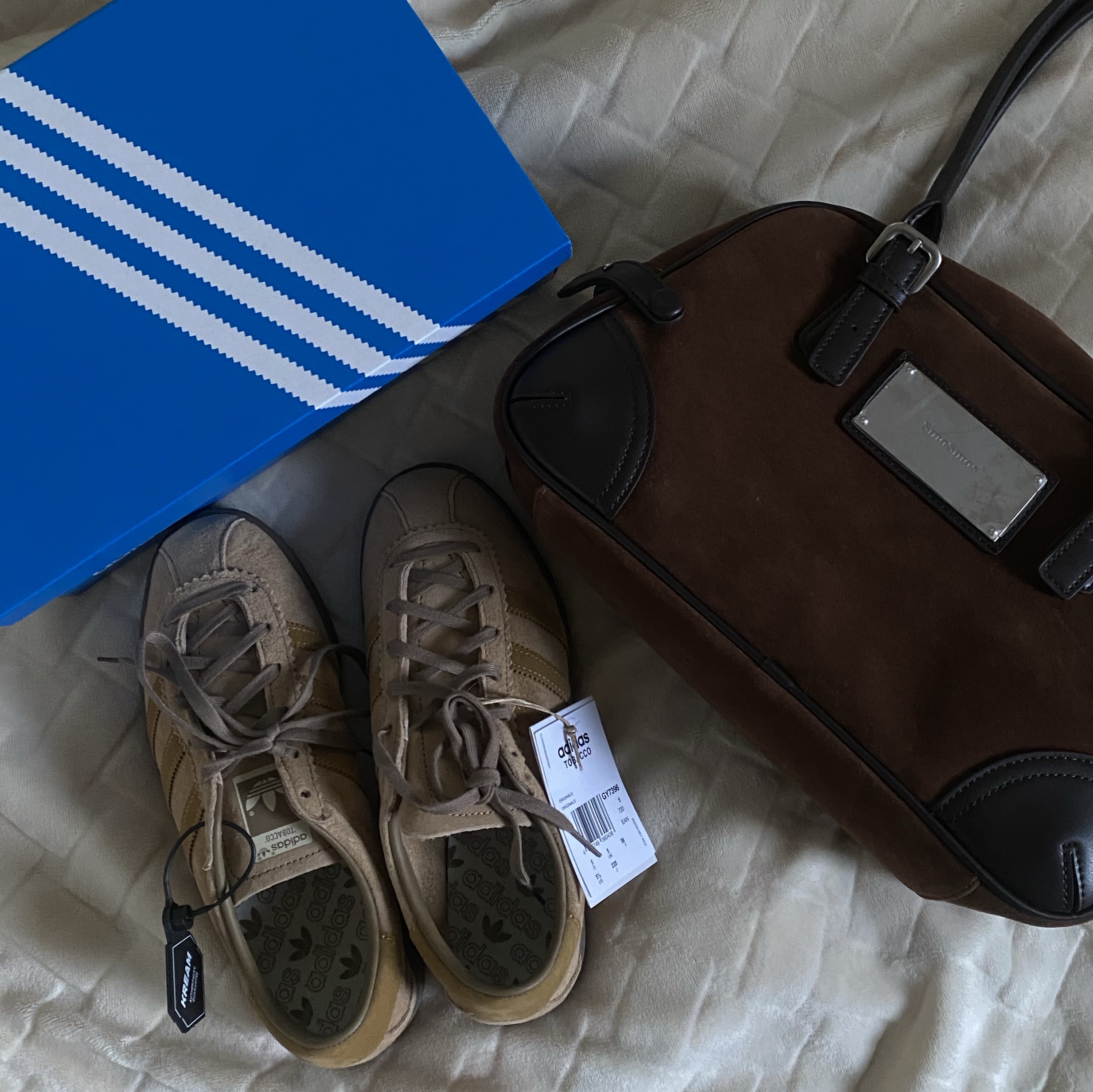 Adidas Tobacco Pantone Mesa 착용 스타일
