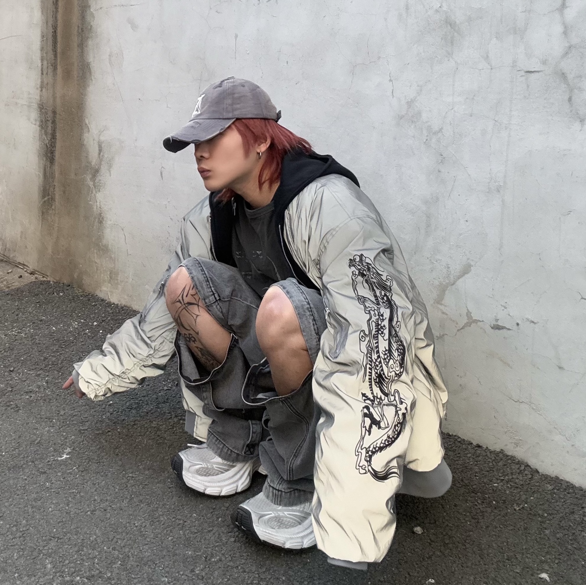 Balenciaga 10XL Sneakers White Grey Silver Black 착용 스타일 - 3