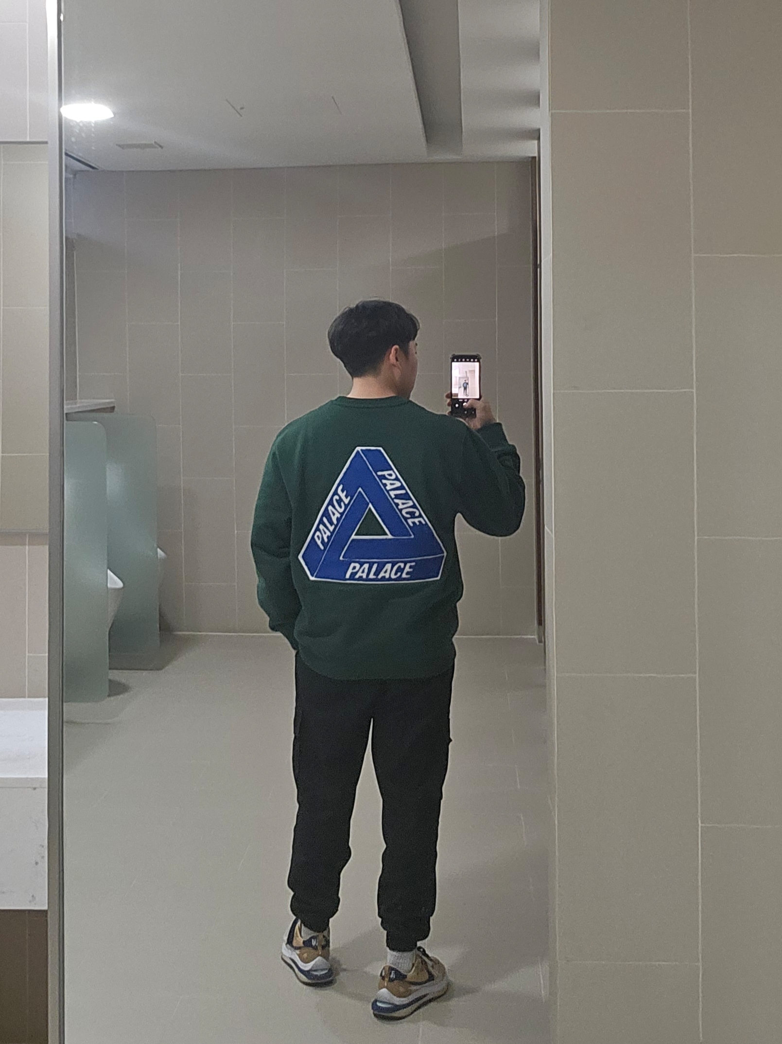 Nike x Sacai VaporWaffle Sesame and Blue Void, Palace Chenille Tri-Ferg Crew Racey Green - 24FW 착용 스타일