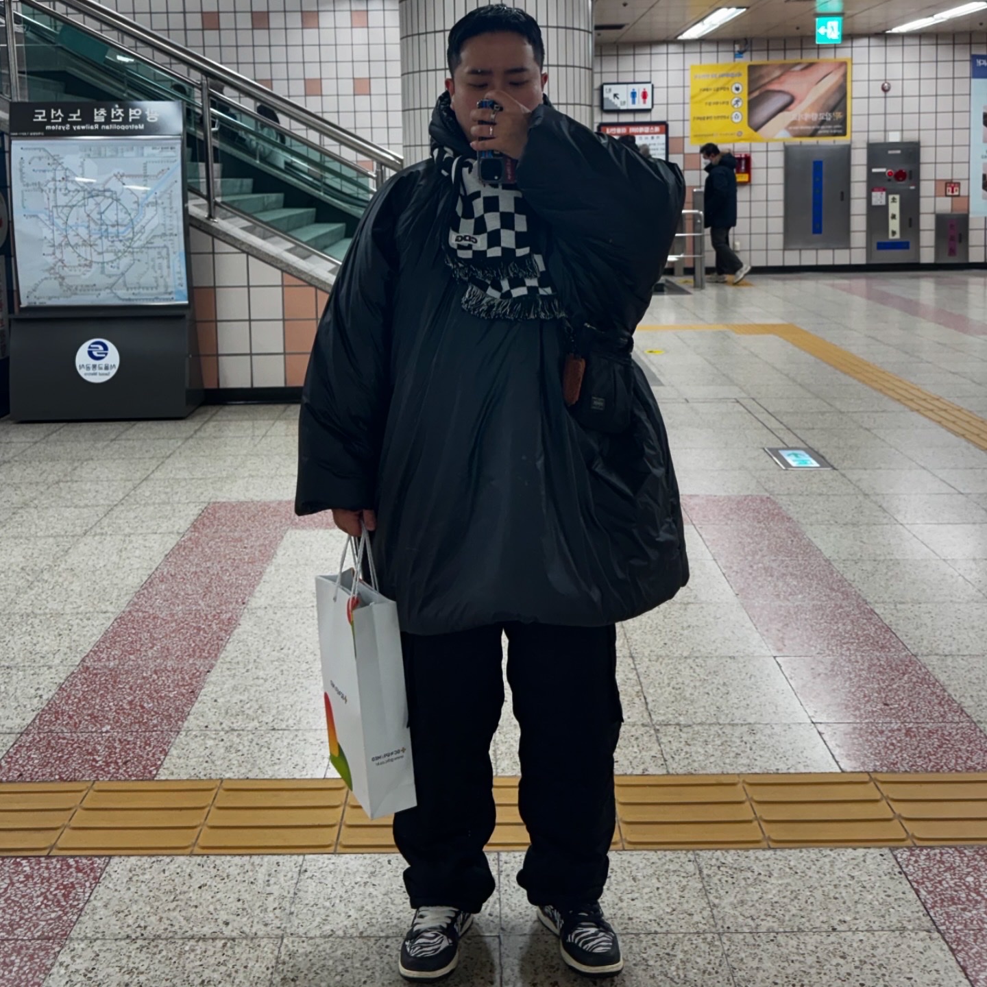 CDG Logo Check Muffler White Black, Yeezy Gap Engineered By Balenciaga T-Cut Puffer Parka Black 착용 스타일