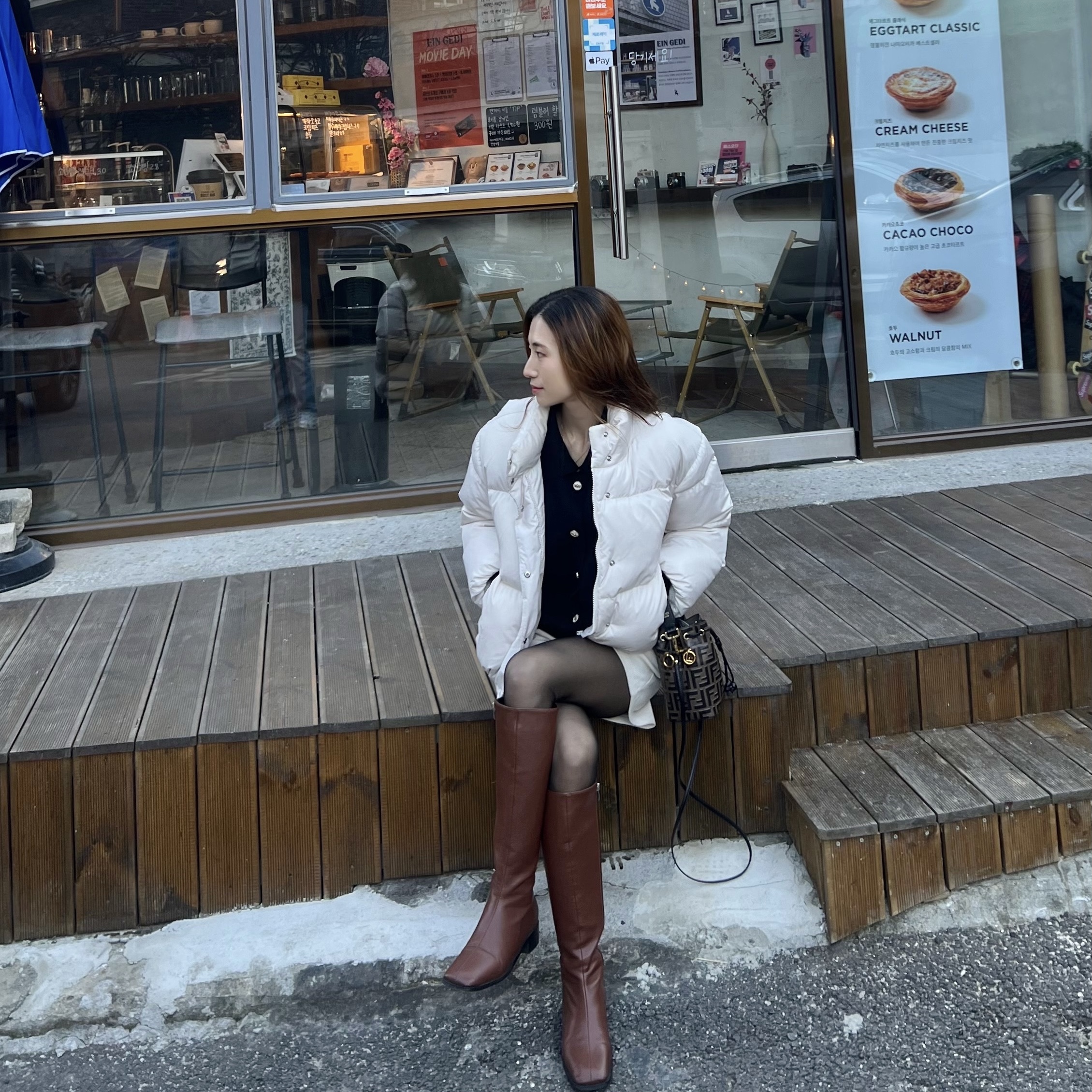 Fendi Mon Tresor FF Motif Leather Mini Bag Brown 착용 스타일 - 2