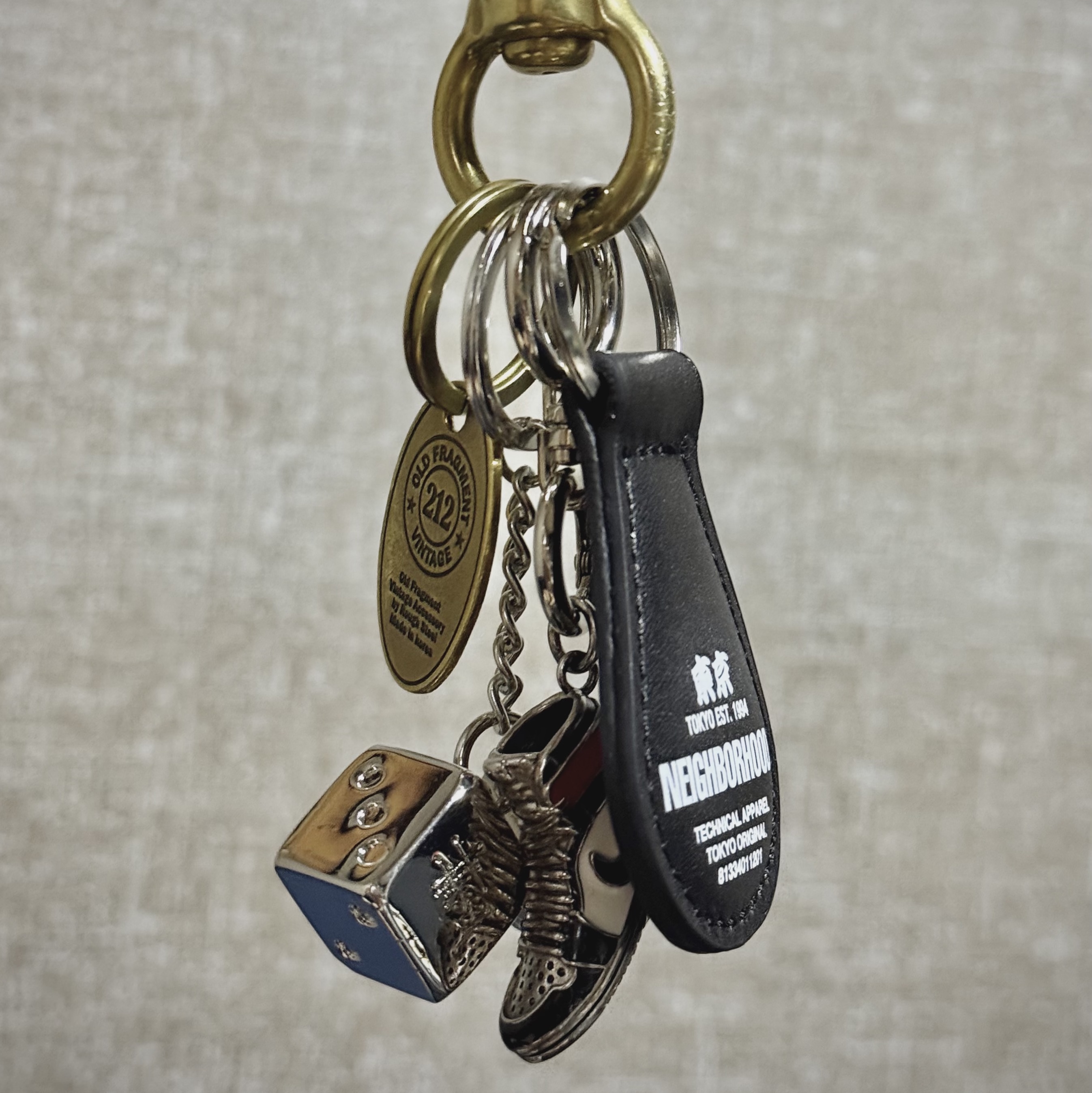 Neighborhood Leather Key Holder Black, Stussy Metal Dice Keychain Silver 착용 스타일